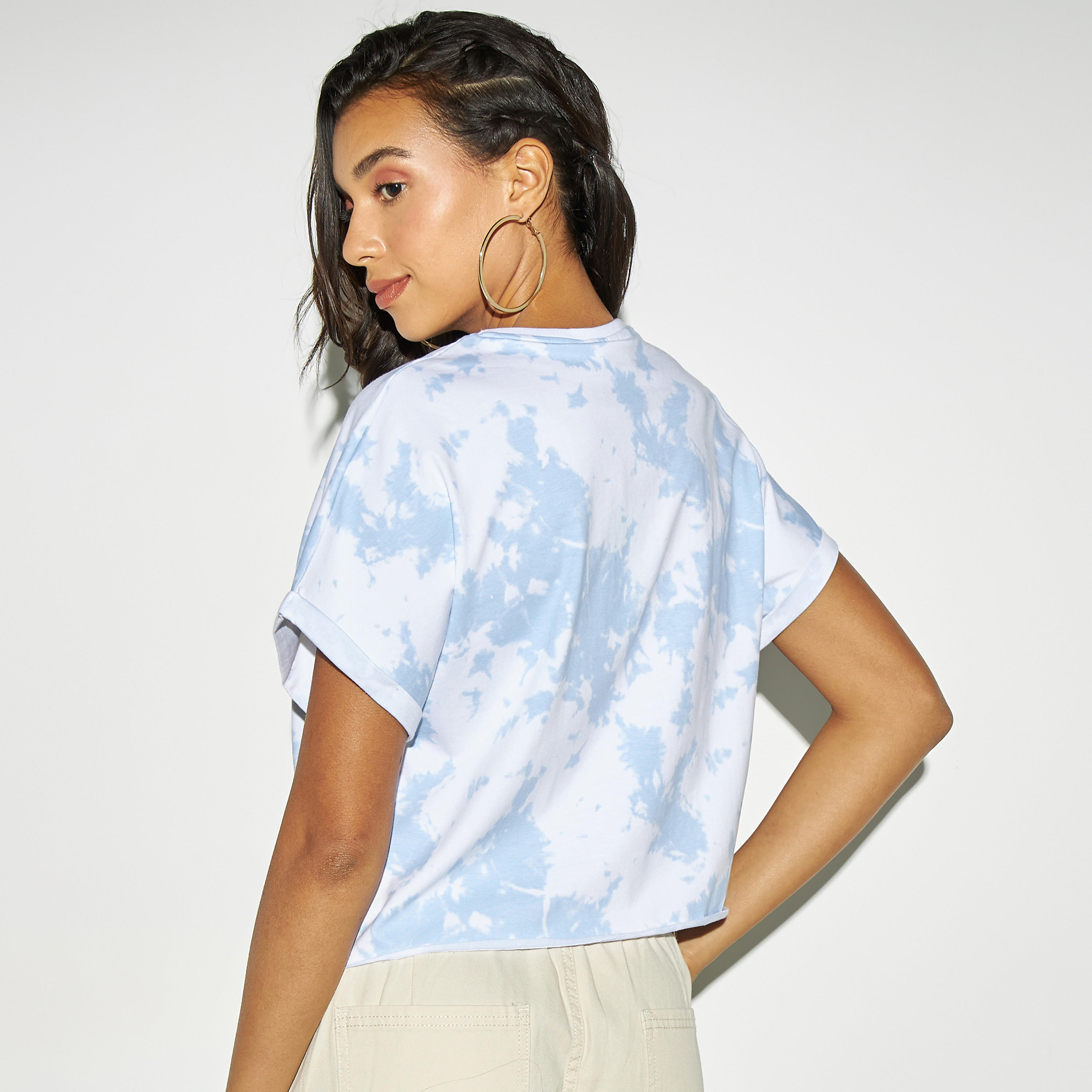 تيشيرت قصير بوكسي بياقة ضيقة وطبعات-women-clothing-tshirts-image-3