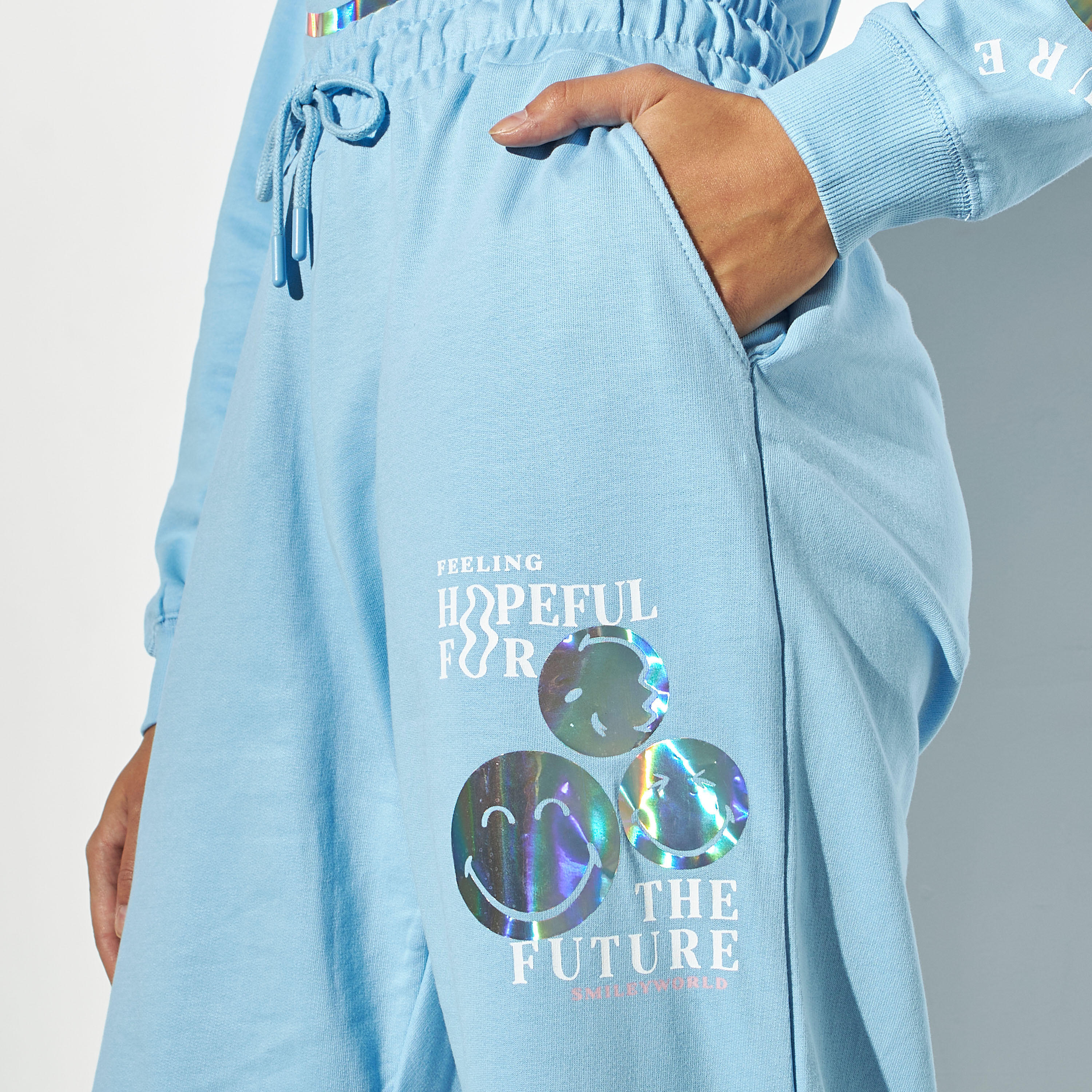 بنطلون رياضي كارجو بطبعات ورباط إغلاق وجيوب-women-clothing-bottoms-joggers-image-4