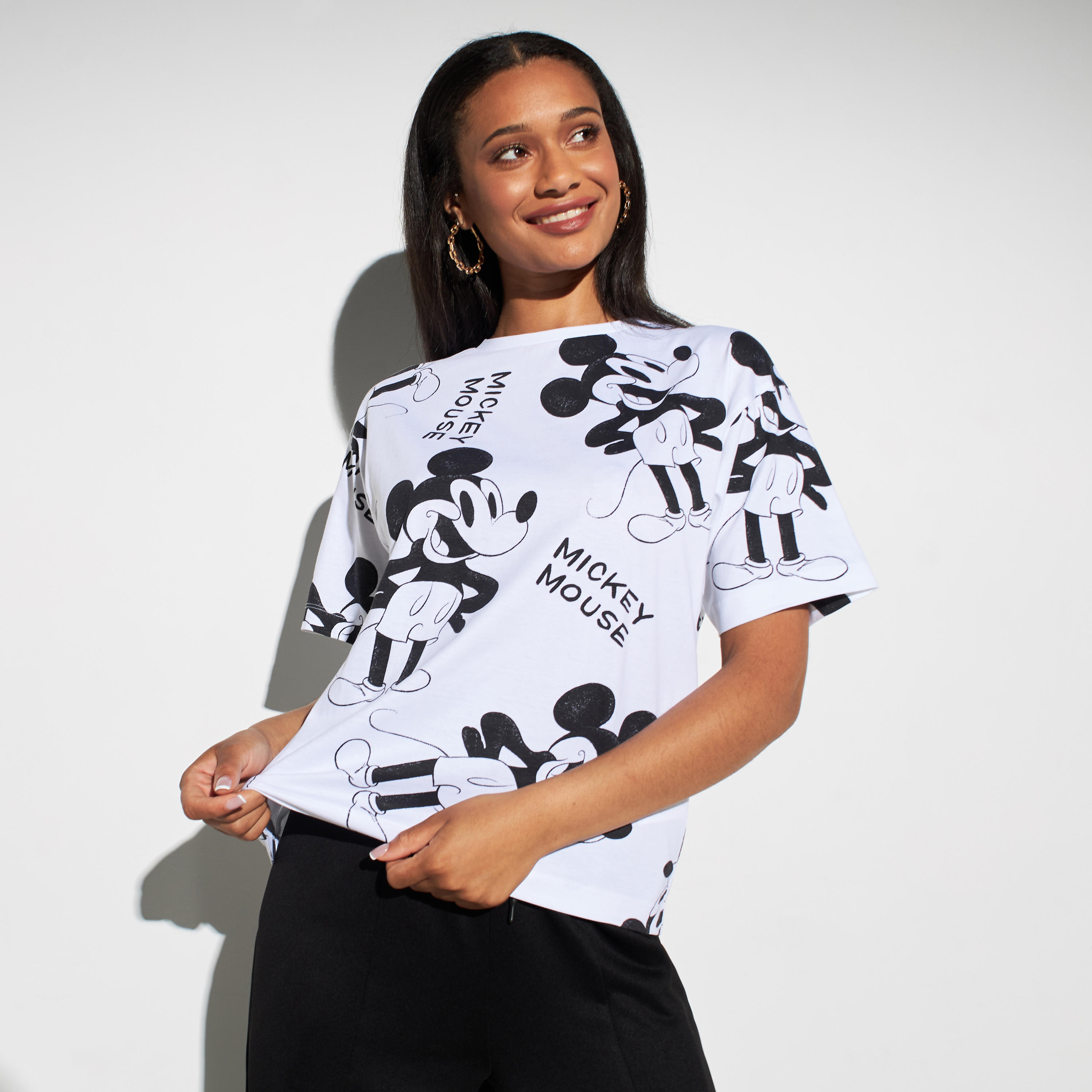 تيشيرت بأكمام بأكتاف منسدلة وياقة ضيقة وطبعات-women-clothing-tshirts-image-1