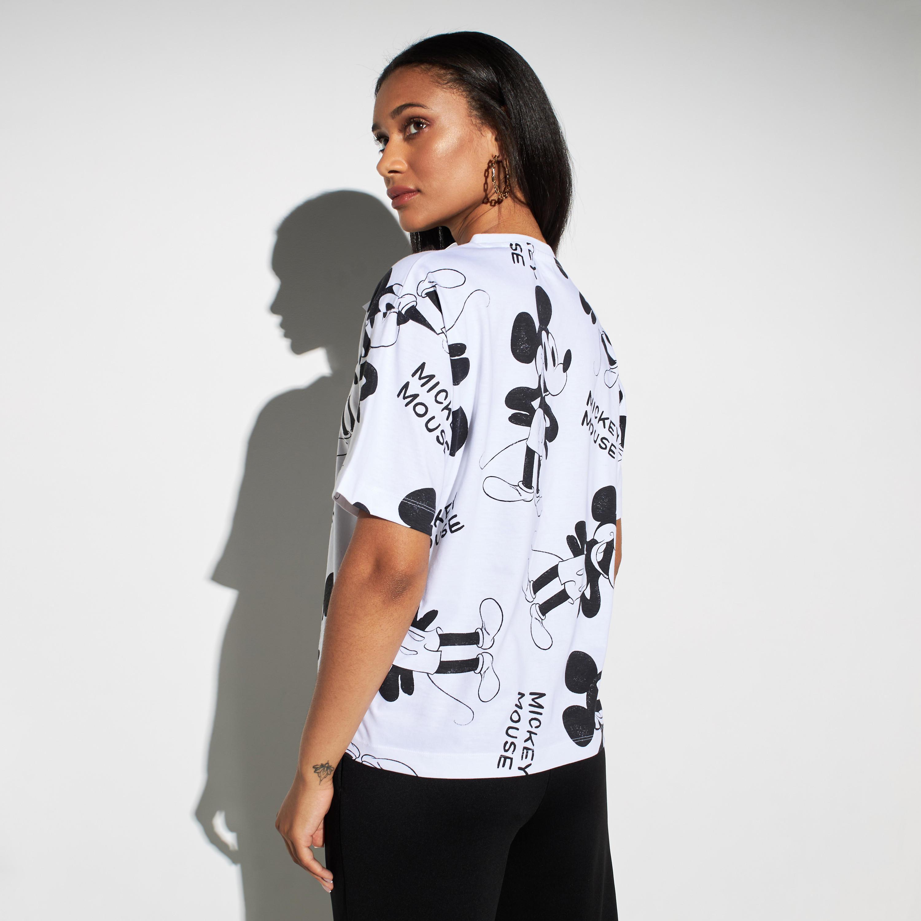 تيشيرت بأكمام بأكتاف منسدلة وياقة ضيقة وطبعات-women-clothing-tshirts-image-4