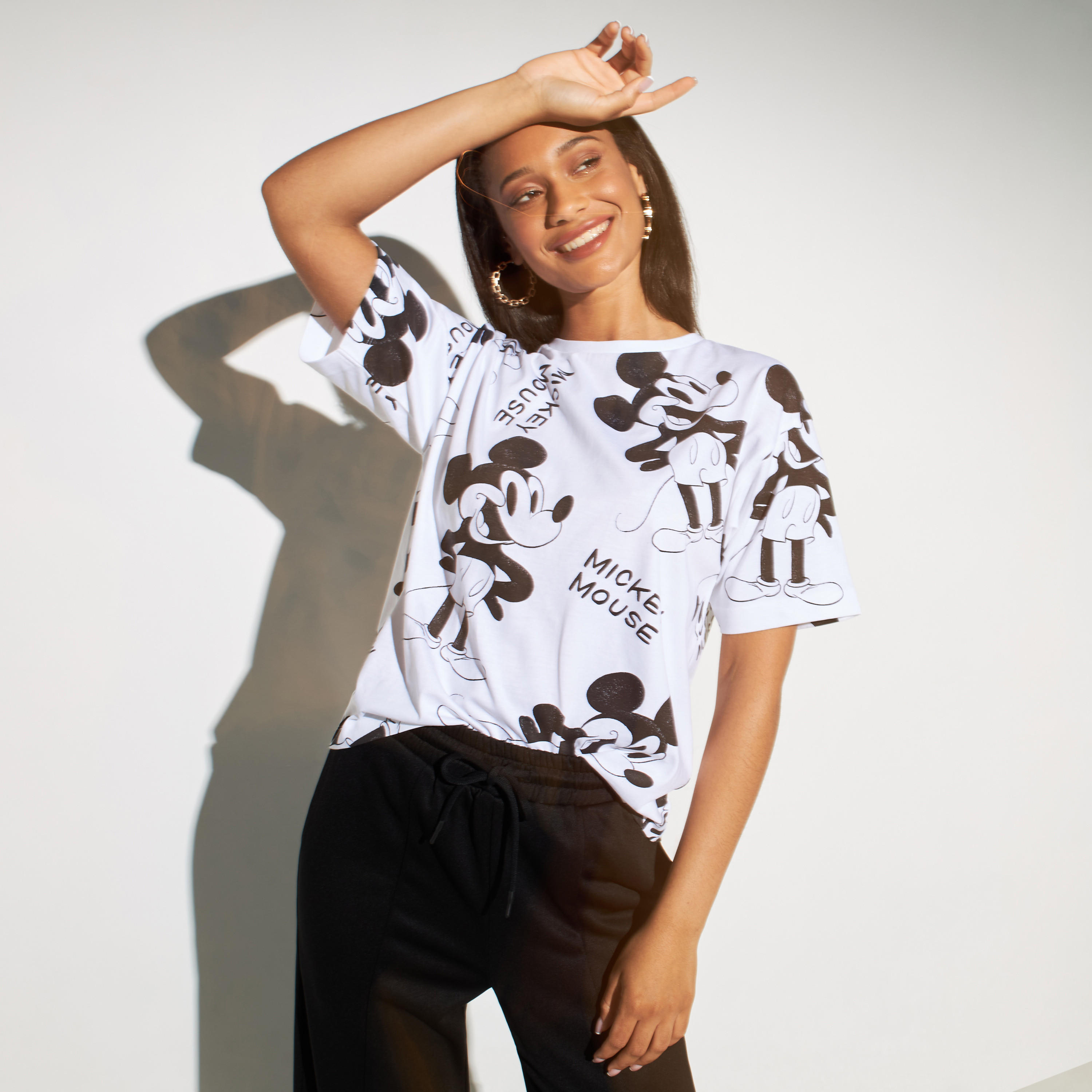 تيشيرت بأكمام بأكتاف منسدلة وياقة ضيقة وطبعات-women-clothing-tshirts-image-5