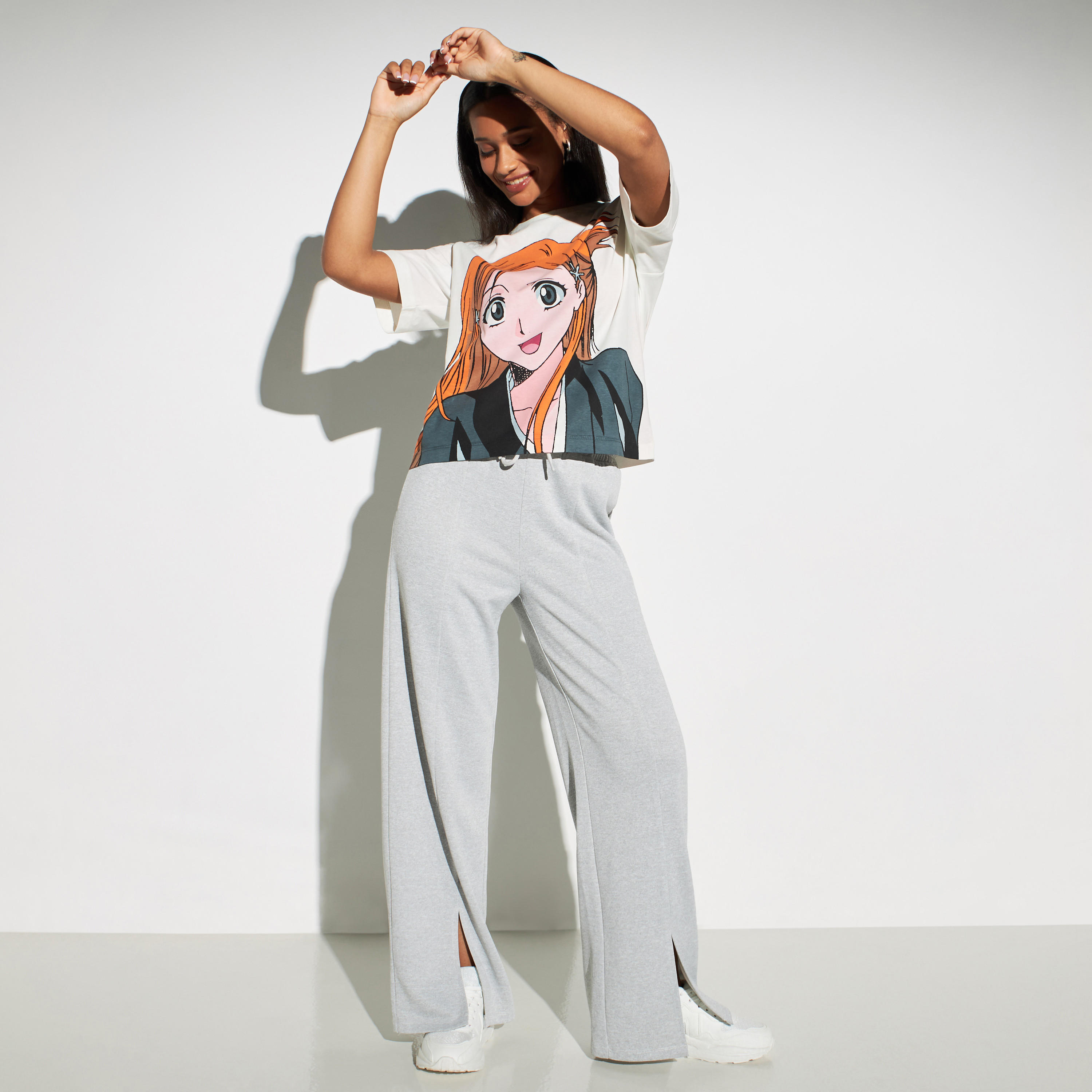 تيشيرت بوكسي قصير بياقة ضيقة وأكمام قصيرة وطبعات-women-clothing-tshirts-image-2