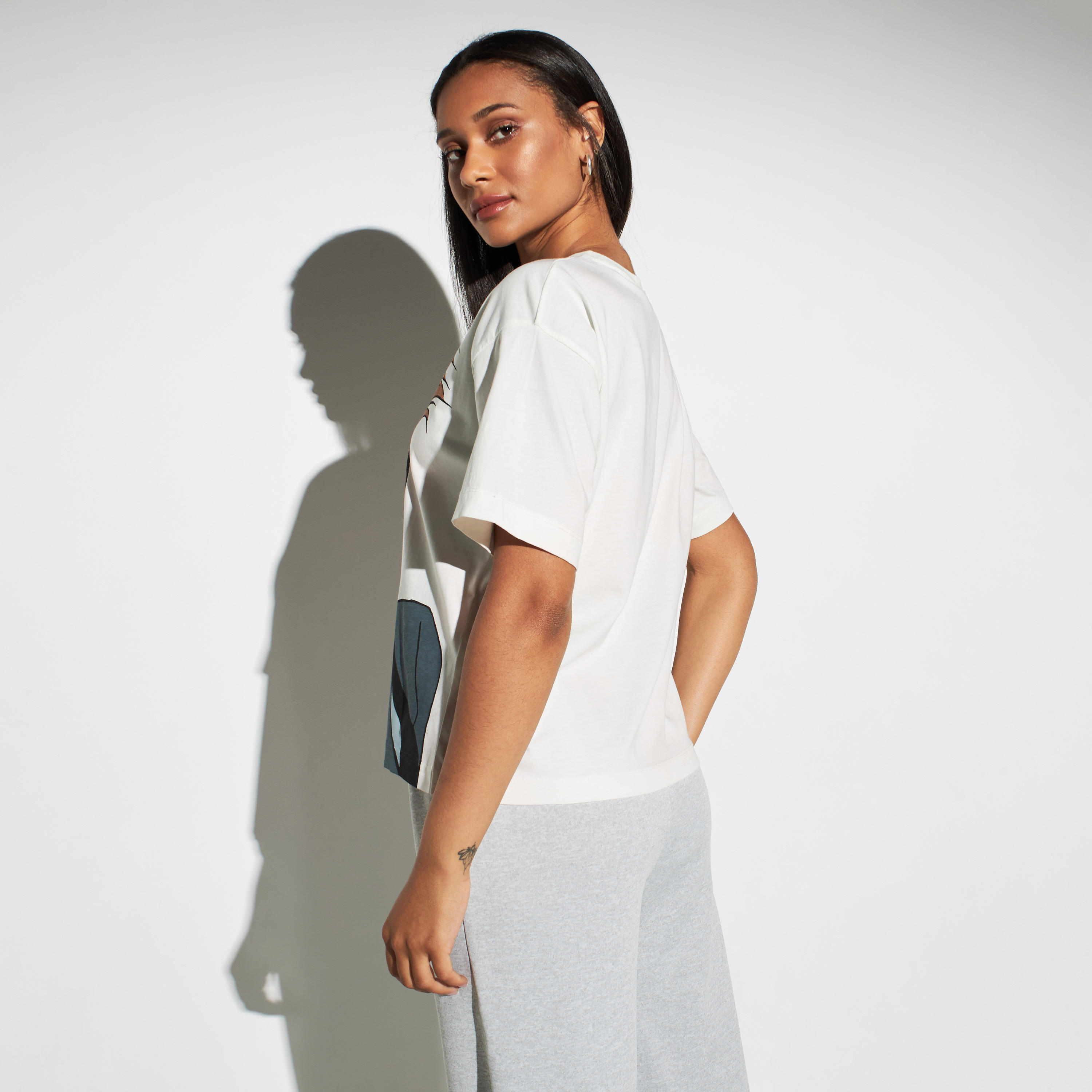 تيشيرت بوكسي قصير بياقة ضيقة وأكمام قصيرة وطبعات-women-clothing-tshirts-image-4