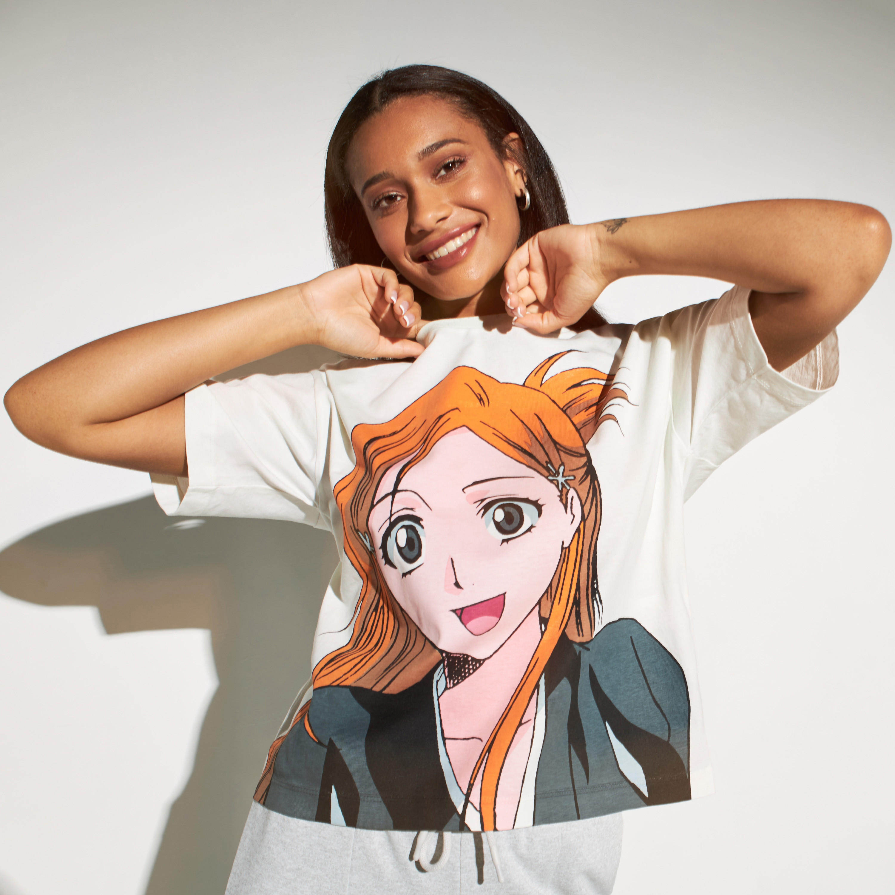 تيشيرت بوكسي قصير بياقة ضيقة وأكمام قصيرة وطبعات-women-clothing-tshirts-image-5