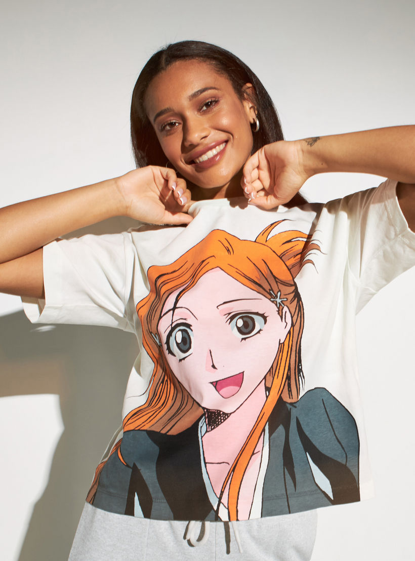 تيشيرت بوكسي قصير بياقة ضيقة وأكمام قصيرة وطبعات-women-clothing-tshirts-image-5