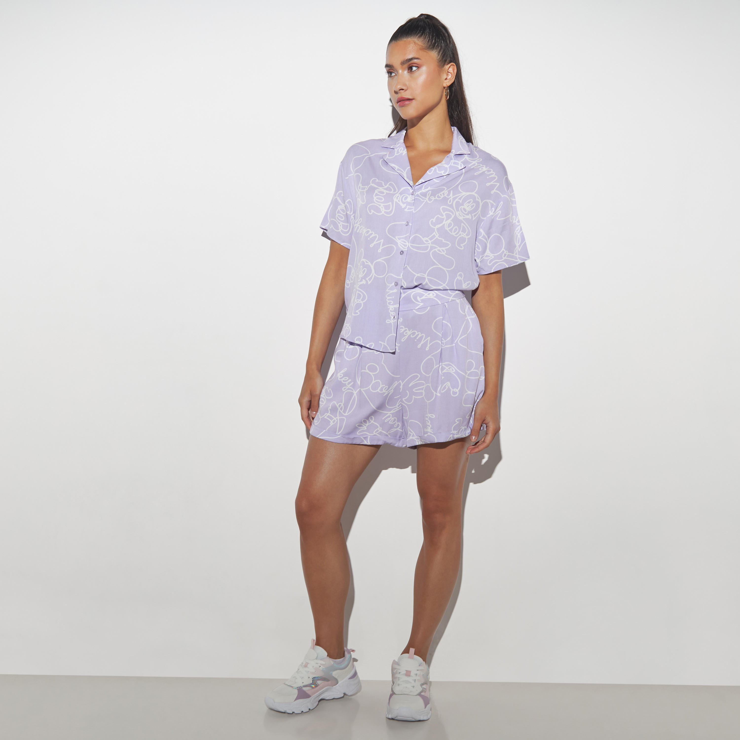 شورت فيسكوز بجيوب وطبعات ميكي ماوس-women-clothing-bottoms-shorts-image-2