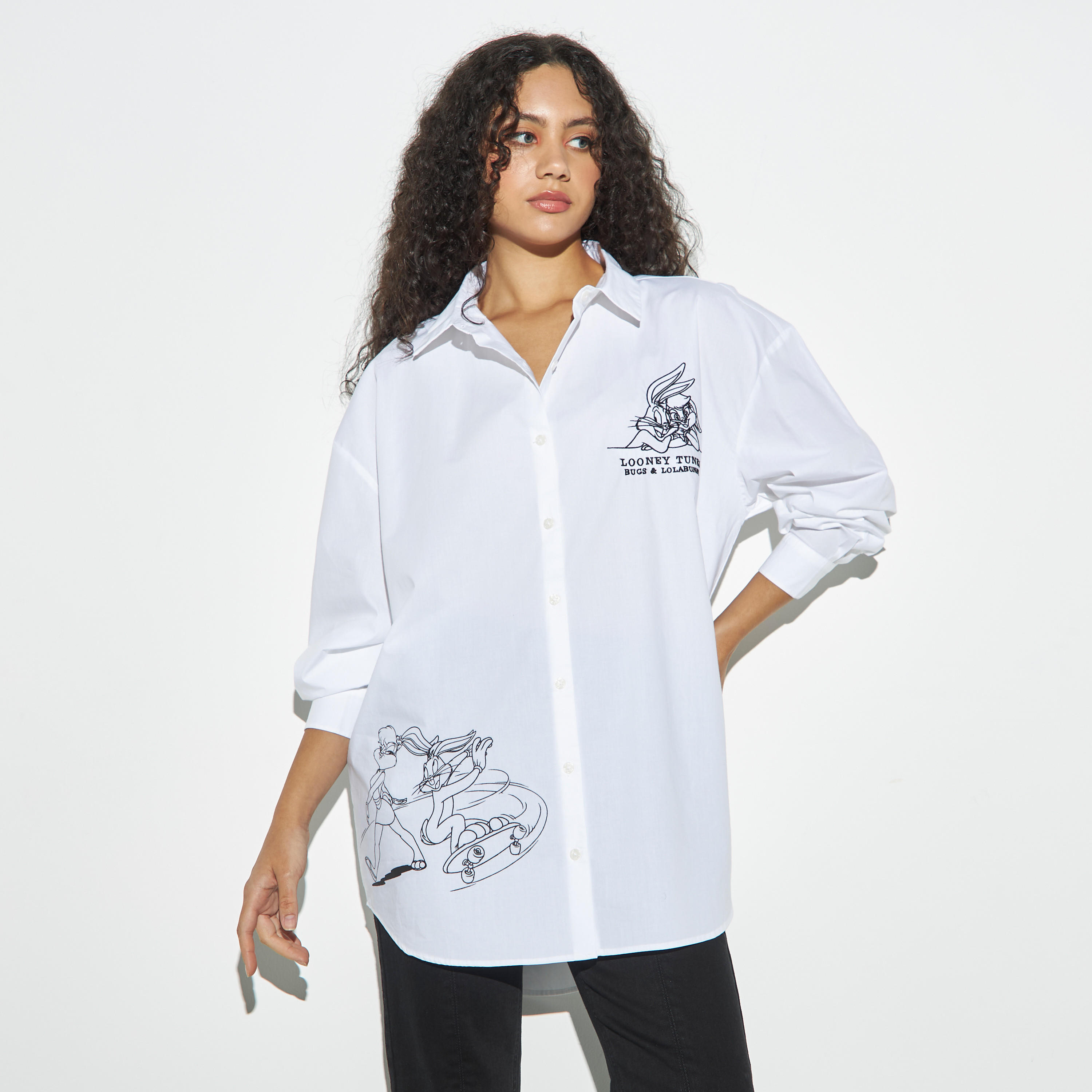 قميص بوبلين مقاس كبير بأكمام طويلة وطبعات باجز باني-women-clothing-shirtsandblouses-shirts-image-1