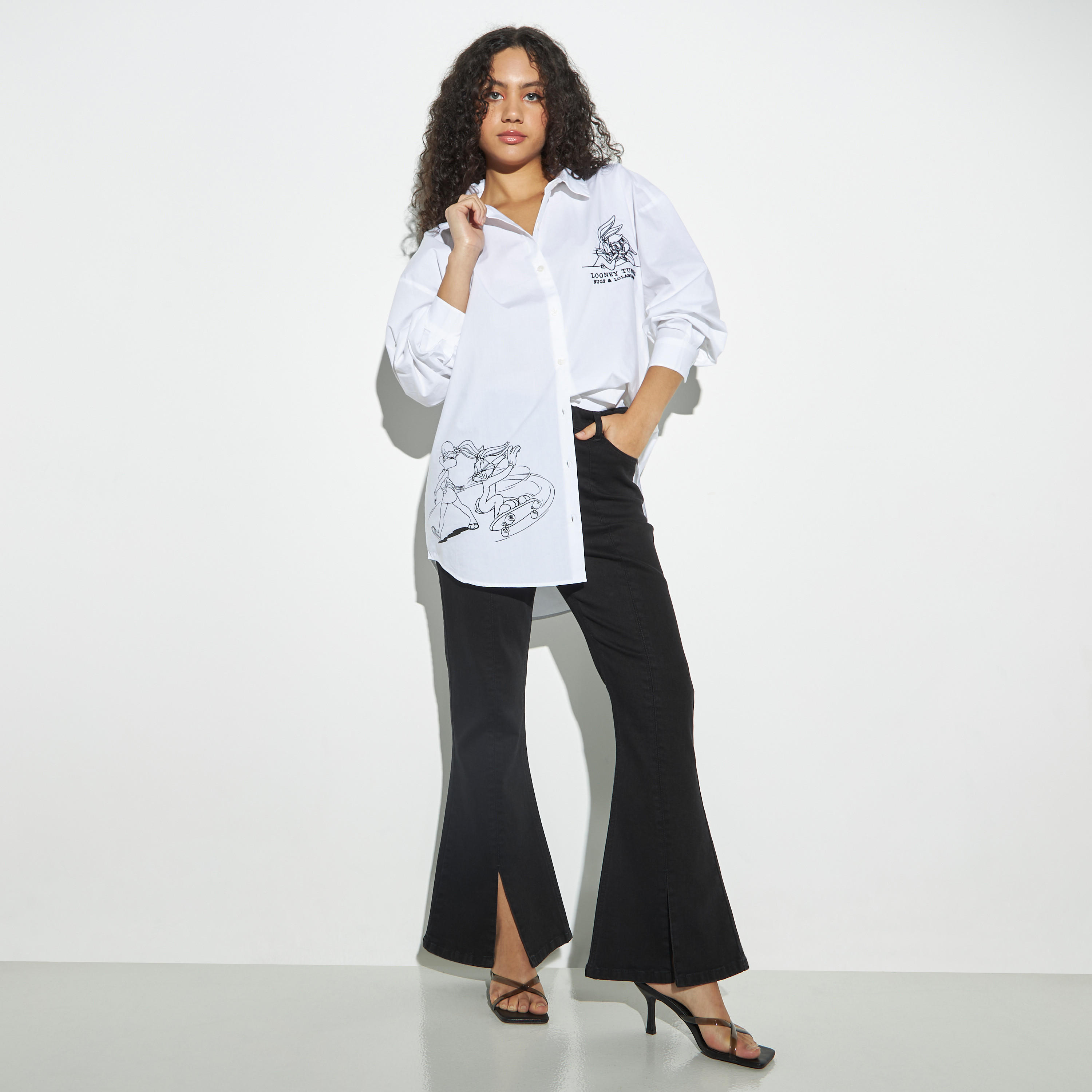 قميص بوبلين مقاس كبير بأكمام طويلة وطبعات باجز باني-women-clothing-shirtsandblouses-shirts-image-2
