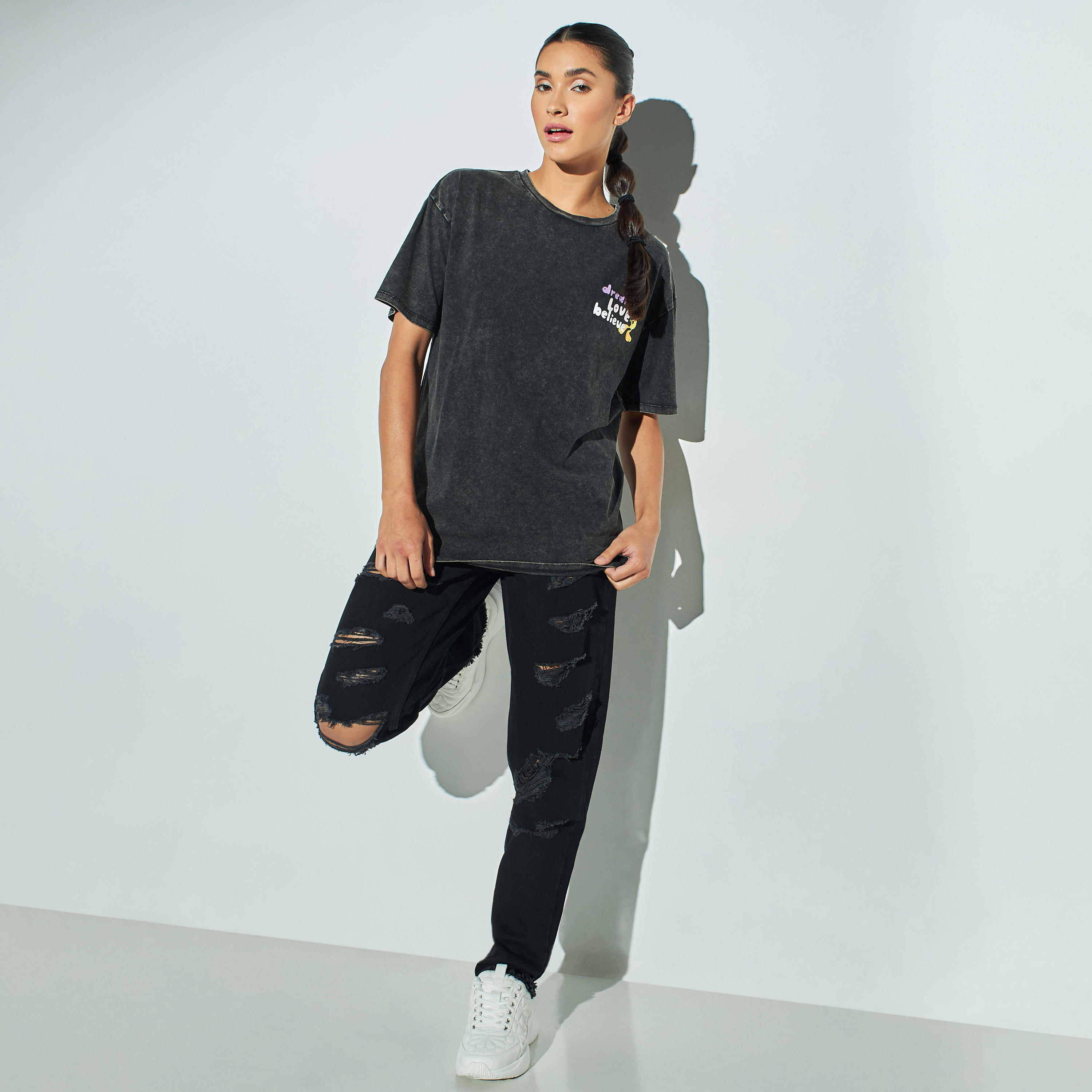 تيشيرت طويل بأكمام منسدلة وطبعات تويتي-women-clothing-tshirts-image-2