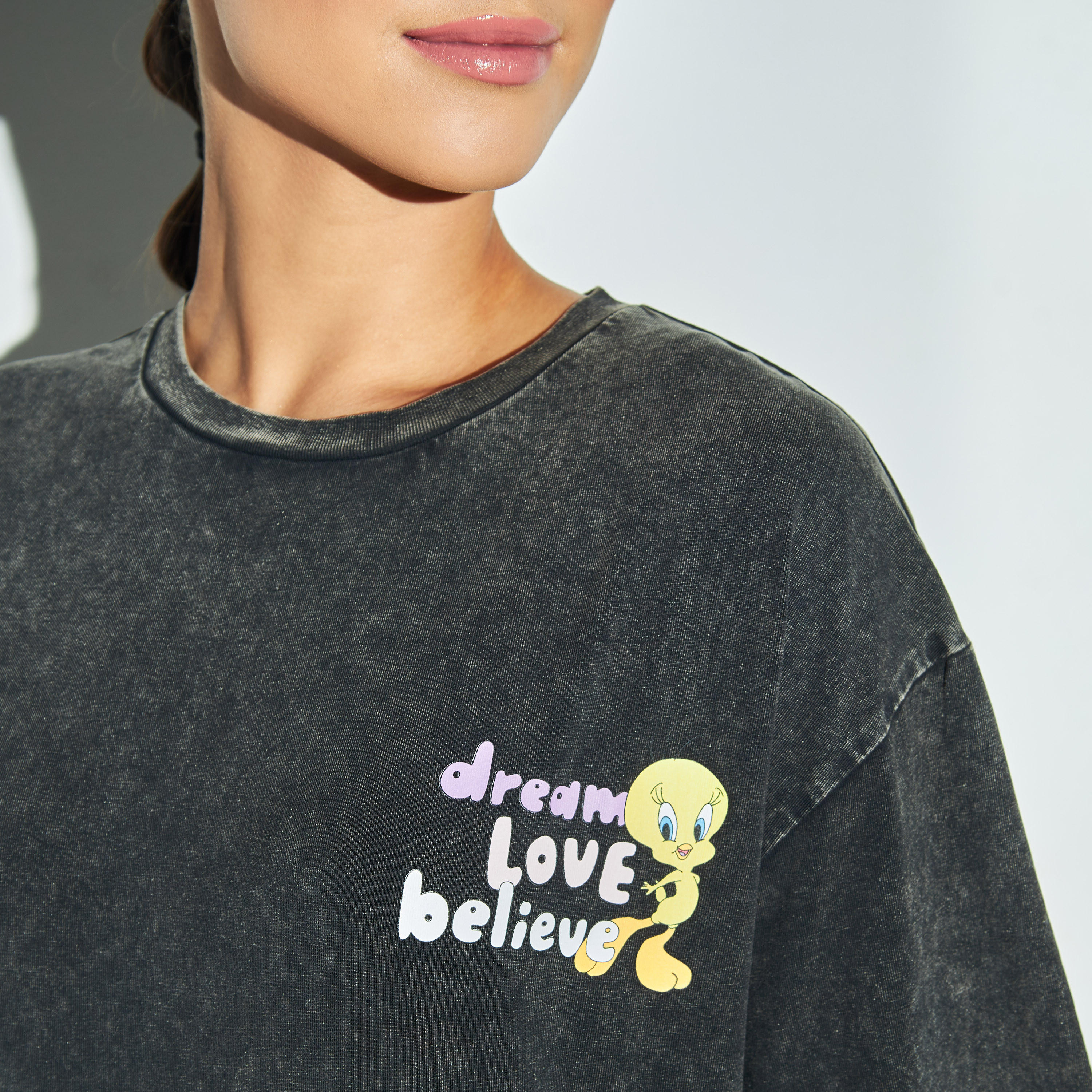 تيشيرت طويل بأكمام منسدلة وطبعات تويتي-women-clothing-tshirts-image-3