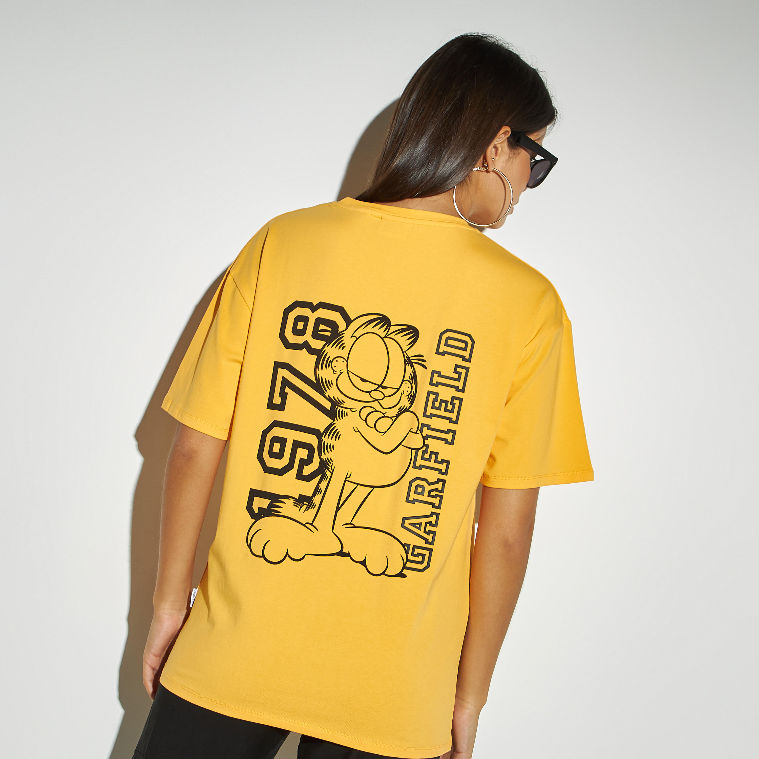 تيشيرت بياقة ضيّقة وأكتاف منسدلة وطبعات-women-clothing-tshirts-image-1
