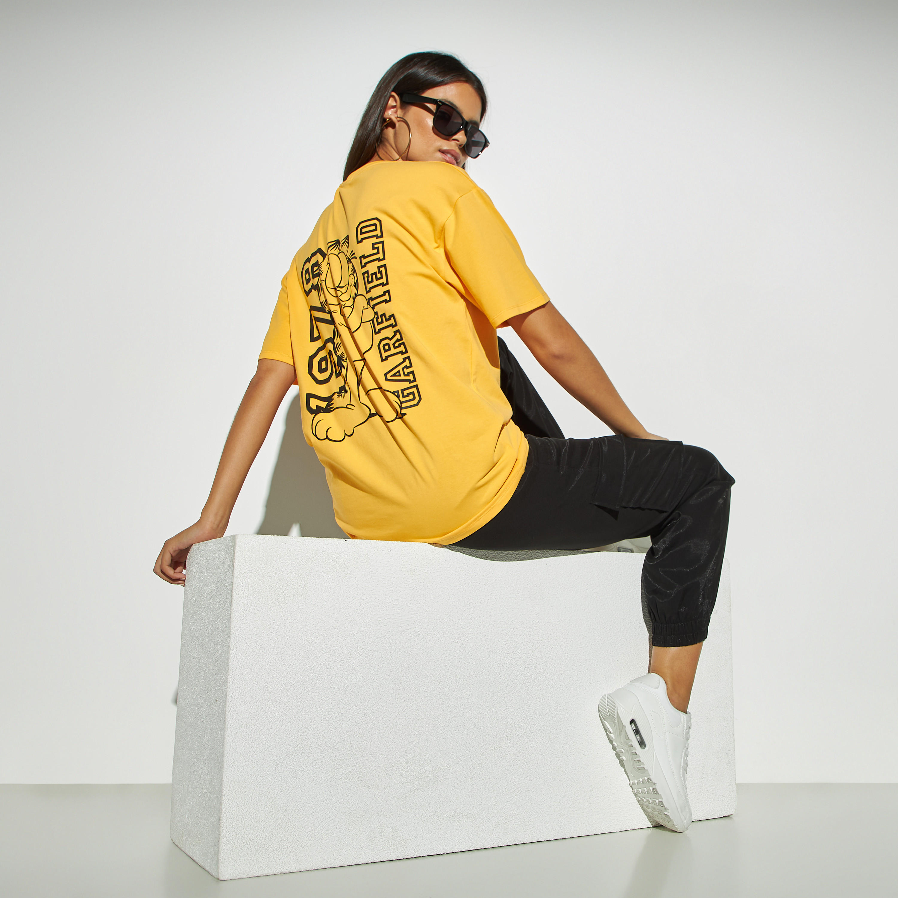 تيشيرت بياقة ضيّقة وأكتاف منسدلة وطبعات-women-clothing-tshirts-image-2