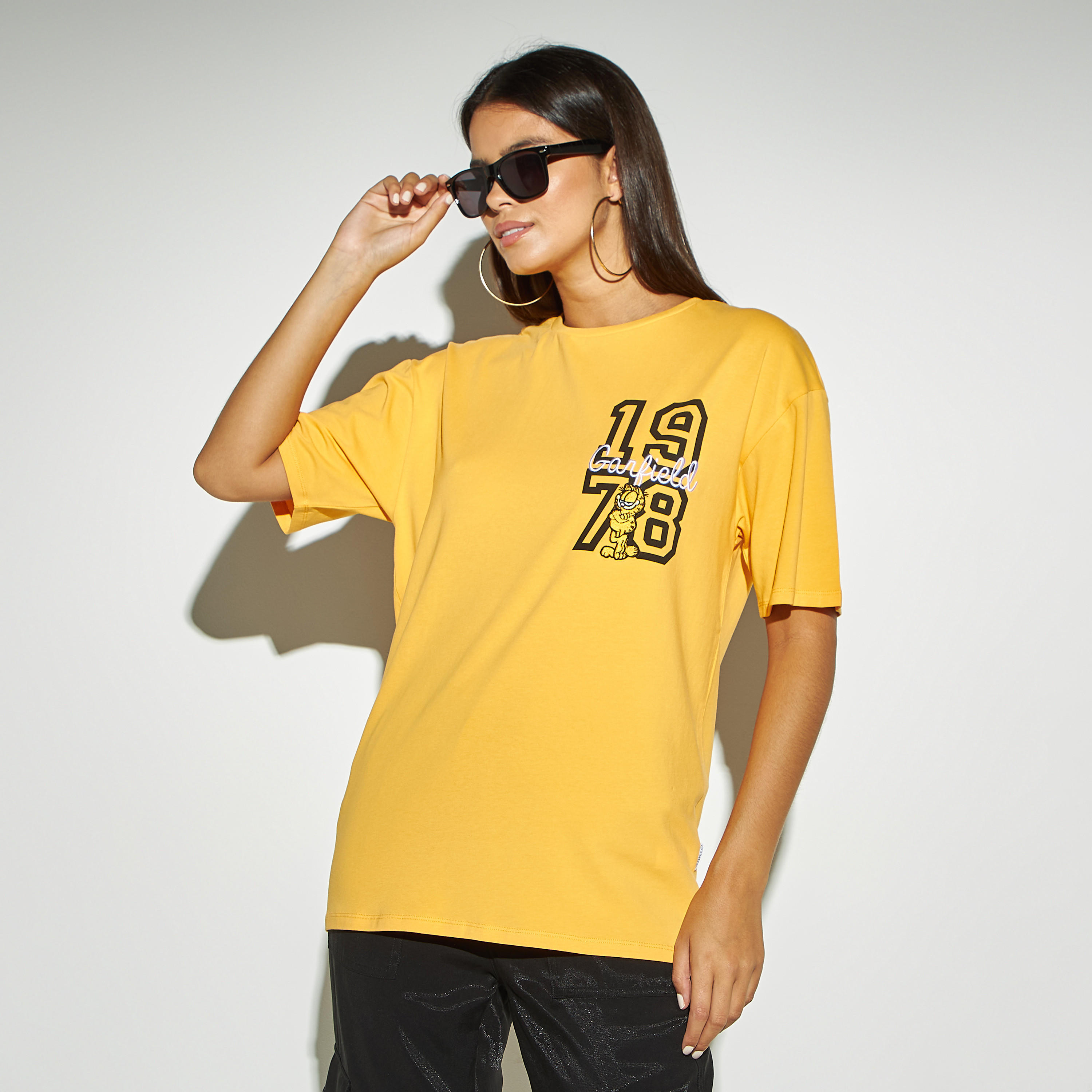 تيشيرت بياقة ضيّقة وأكتاف منسدلة وطبعات-women-clothing-tshirts-image-3