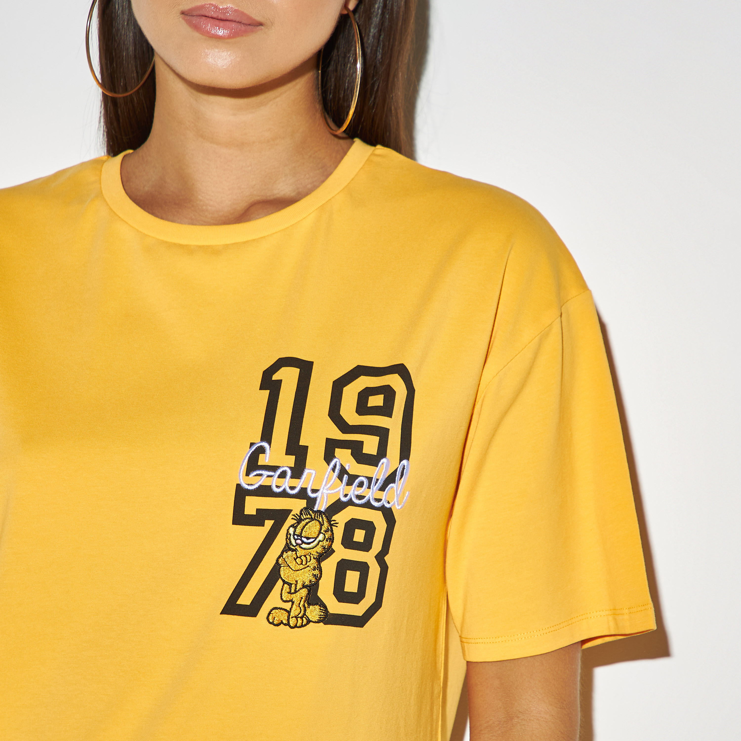 تيشيرت بياقة ضيّقة وأكتاف منسدلة وطبعات-women-clothing-tshirts-image-4