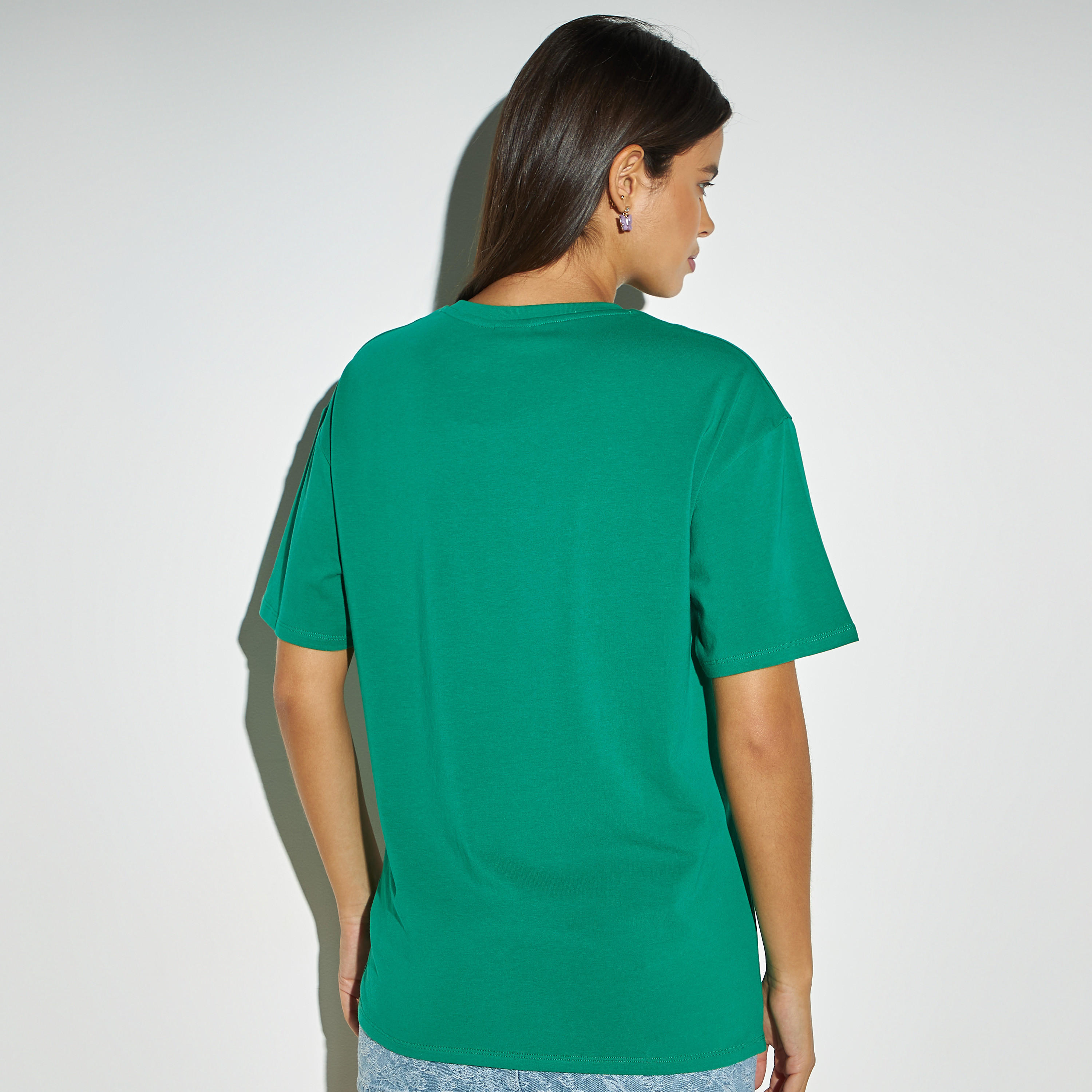 تيشيرت بأكمام قصيرة وياقة ضيقة وطبعات لوني تيونز-women-clothing-tshirts-image-3