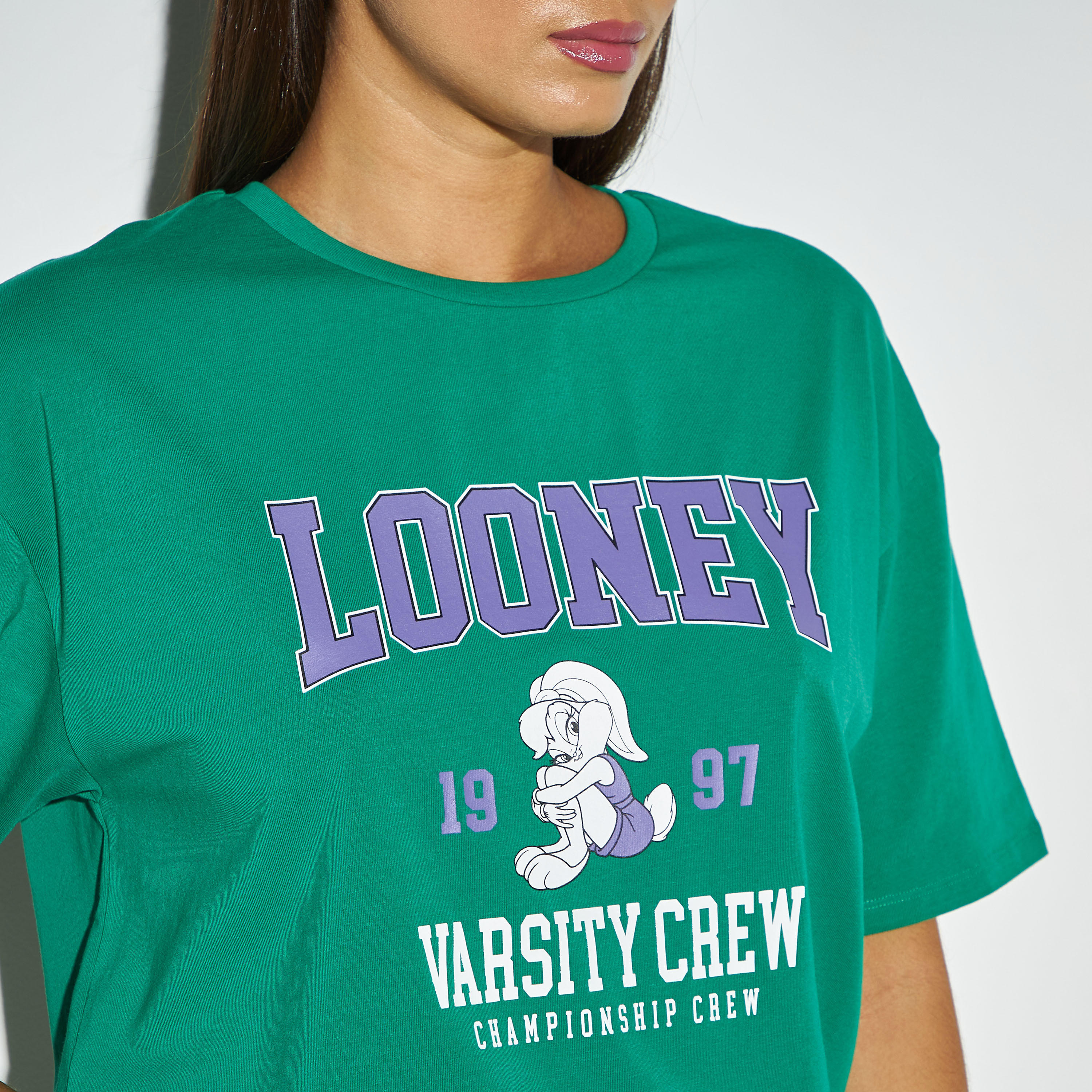 تيشيرت بأكمام قصيرة وياقة ضيقة وطبعات لوني تيونز-women-clothing-tshirts-image-4