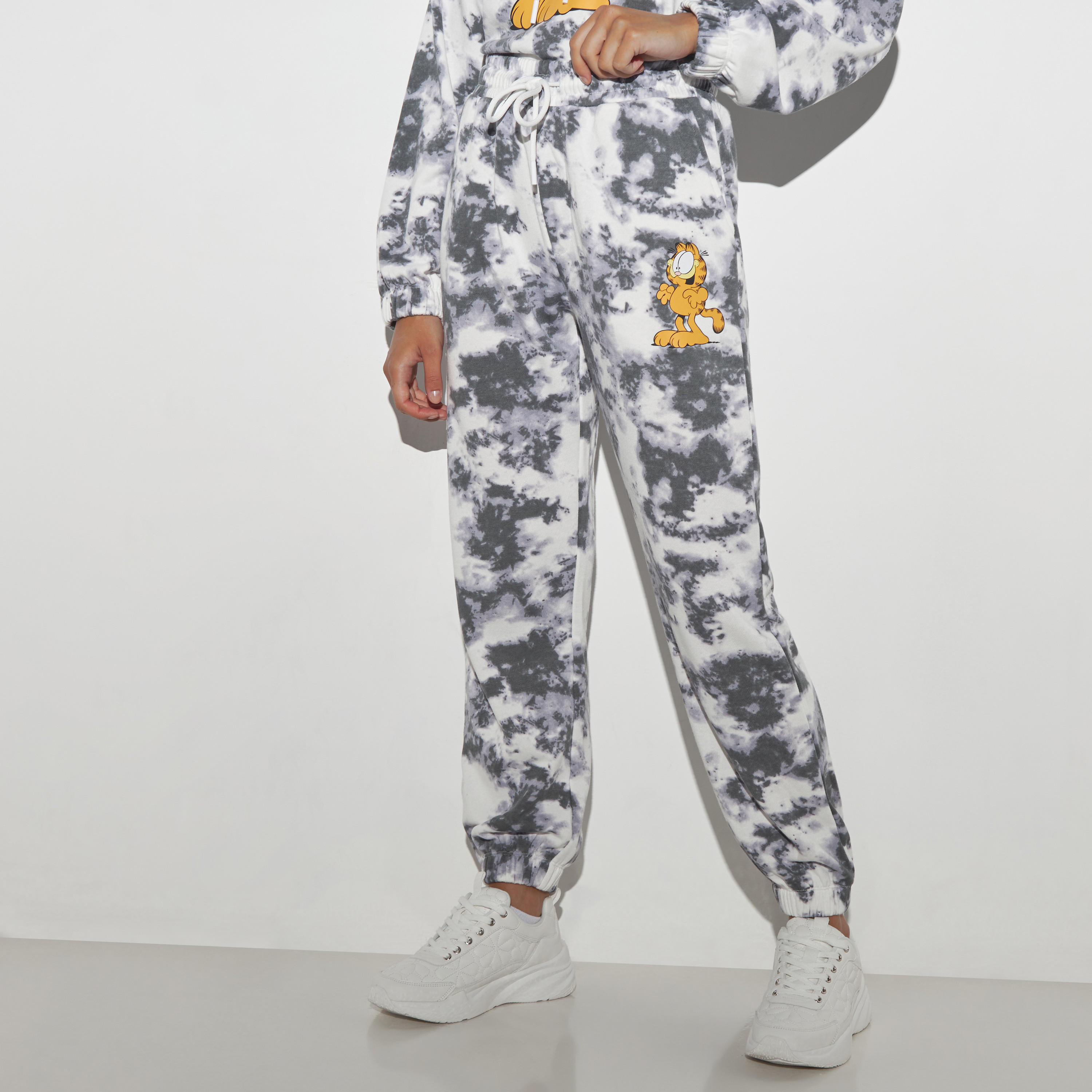 بنطلون رياضي بجيوب ورباط إغلاق وطبعات-women-clothing-bottoms-joggers-image-1