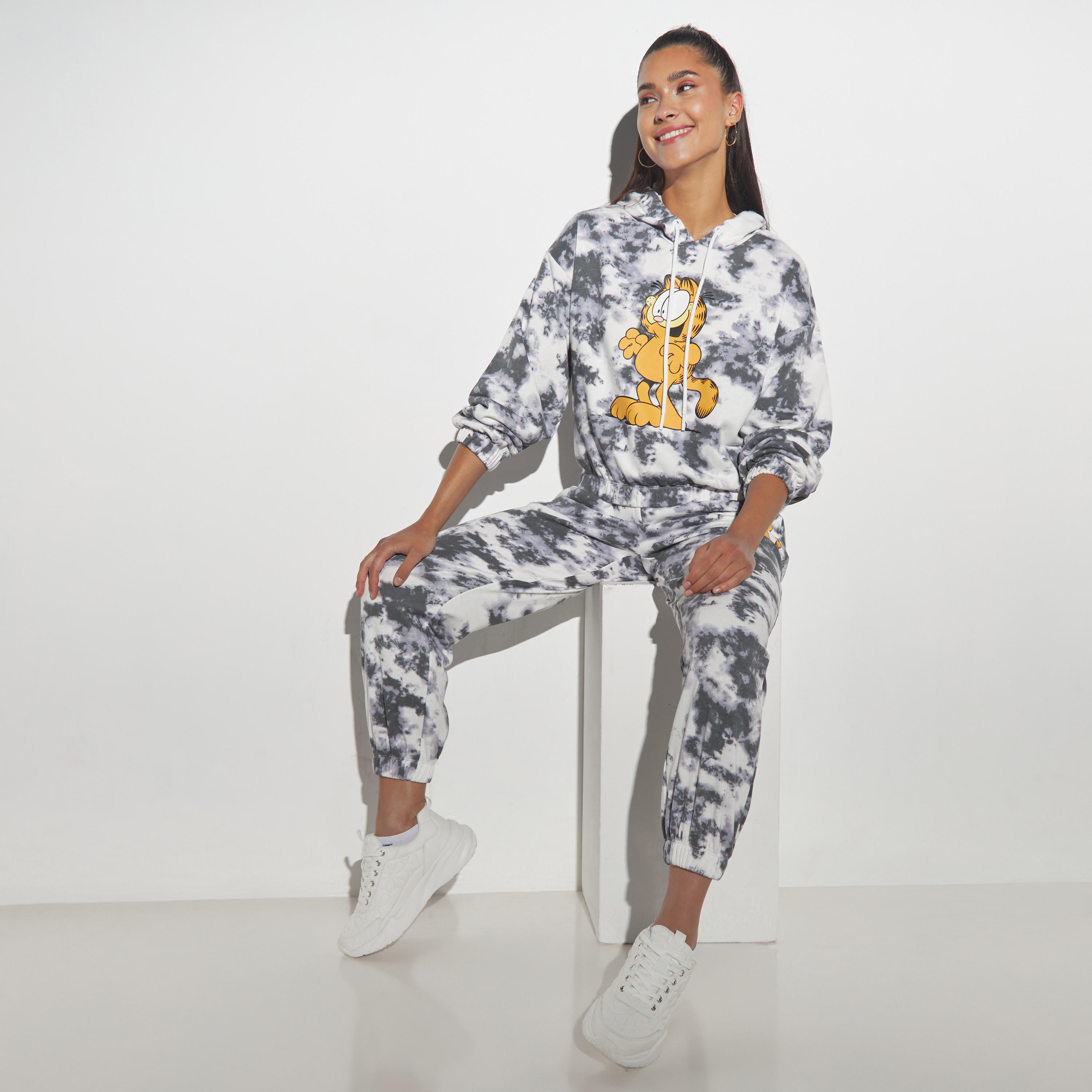 بنطلون رياضي بجيوب ورباط إغلاق وطبعات-women-clothing-bottoms-joggers-image-2
