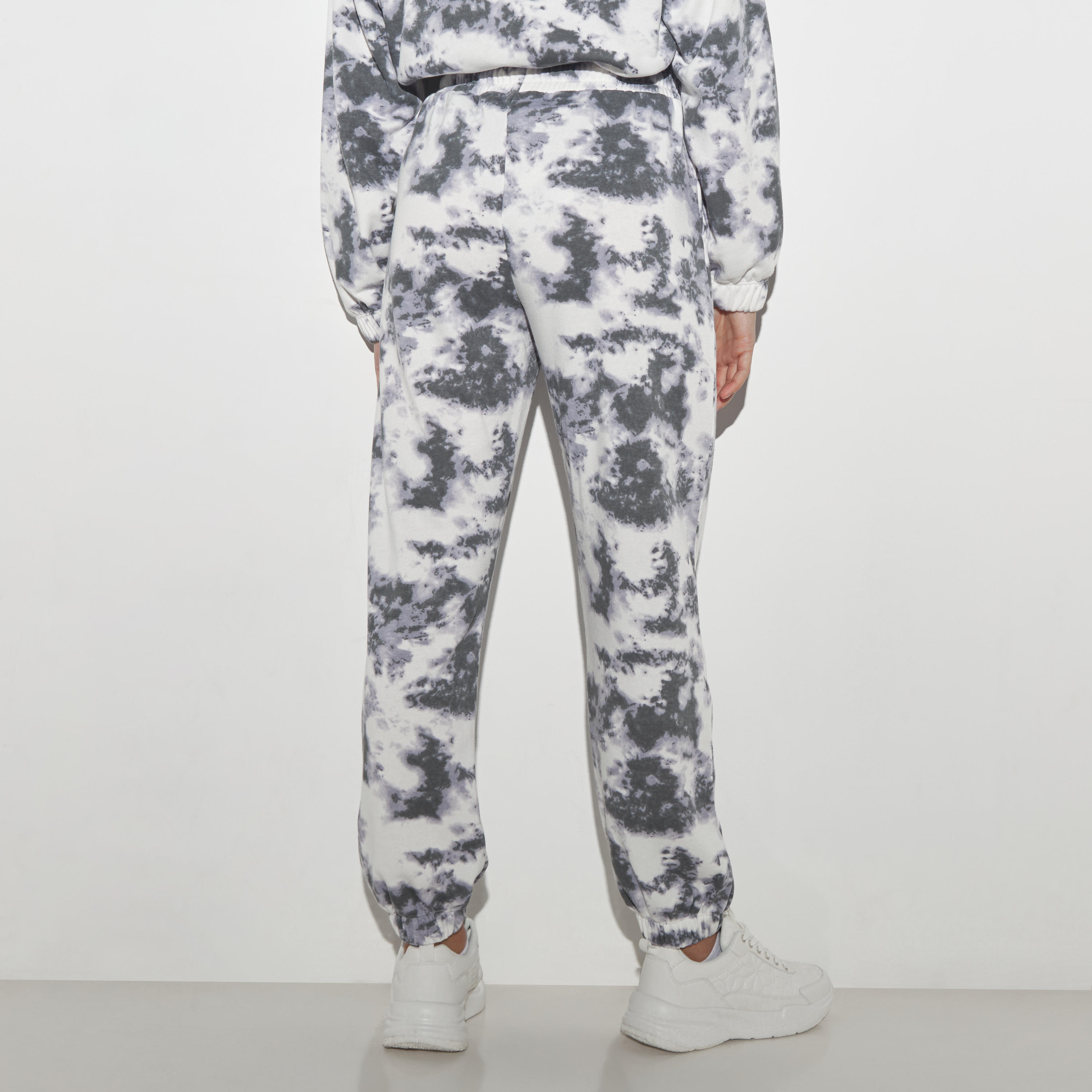 بنطلون رياضي بجيوب ورباط إغلاق وطبعات-women-clothing-bottoms-joggers-image-3
