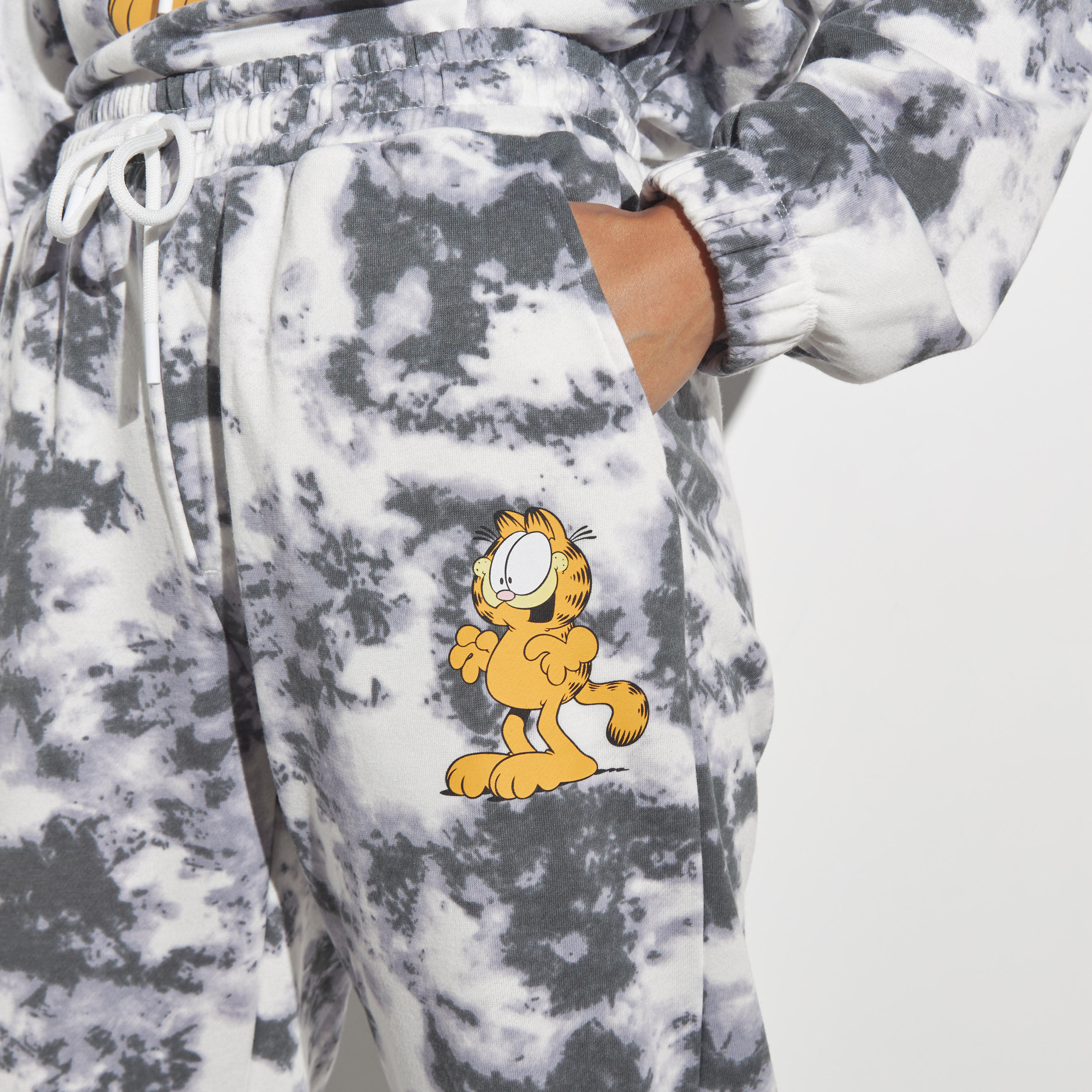 بنطلون رياضي بجيوب ورباط إغلاق وطبعات-women-clothing-bottoms-joggers-image-4