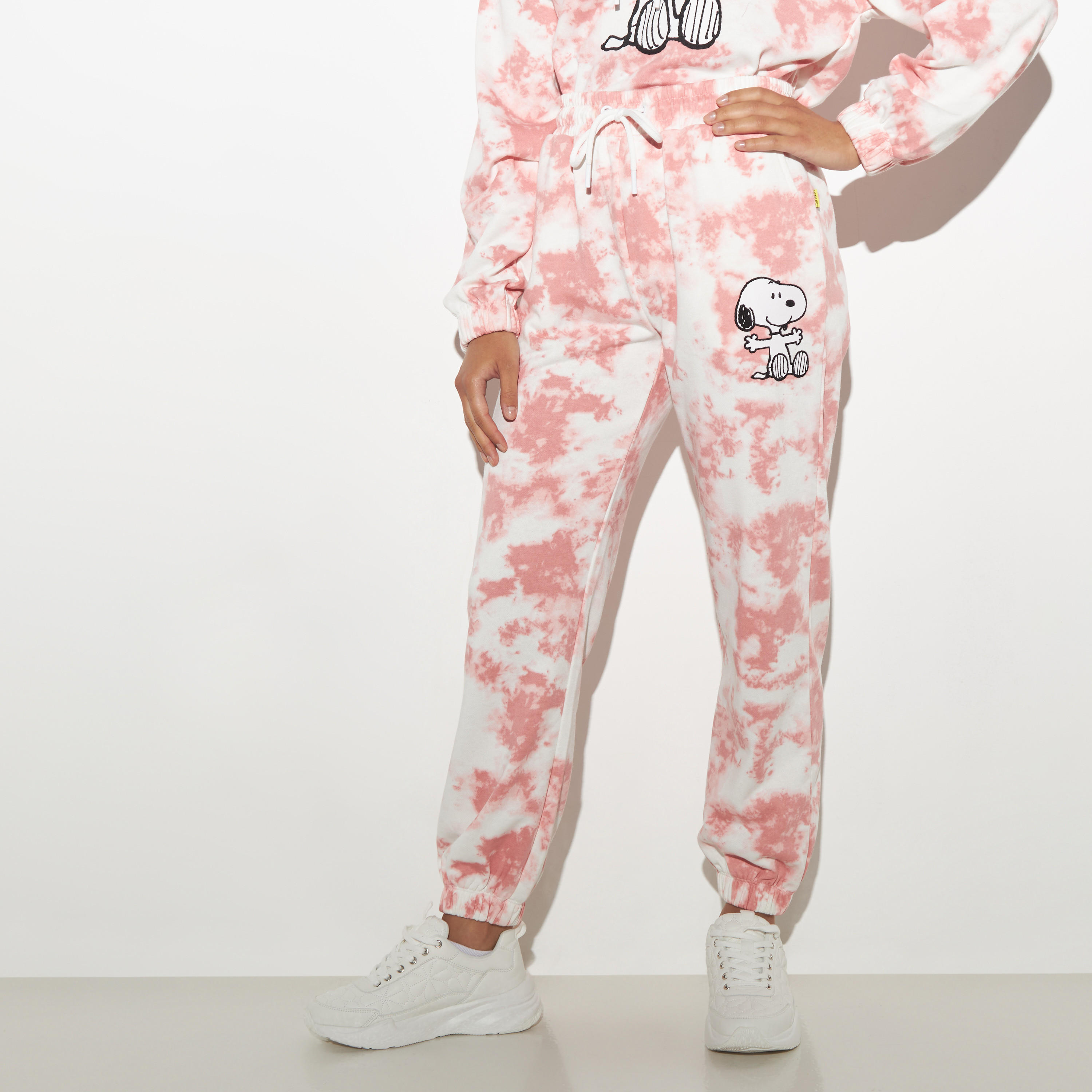 بنطلون رياضي بجيوب ورباط إغلاق وطبعات سنوبي مصبوغة-women-clothing-bottoms-joggers-image-1