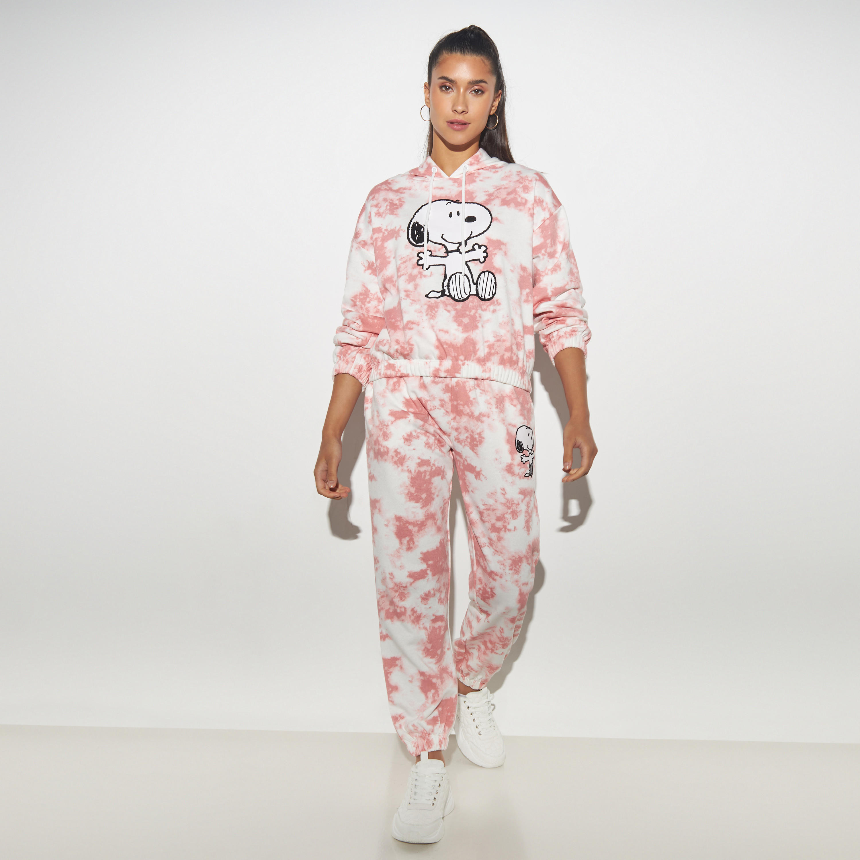 بنطلون رياضي بجيوب ورباط إغلاق وطبعات سنوبي مصبوغة-women-clothing-bottoms-joggers-image-2