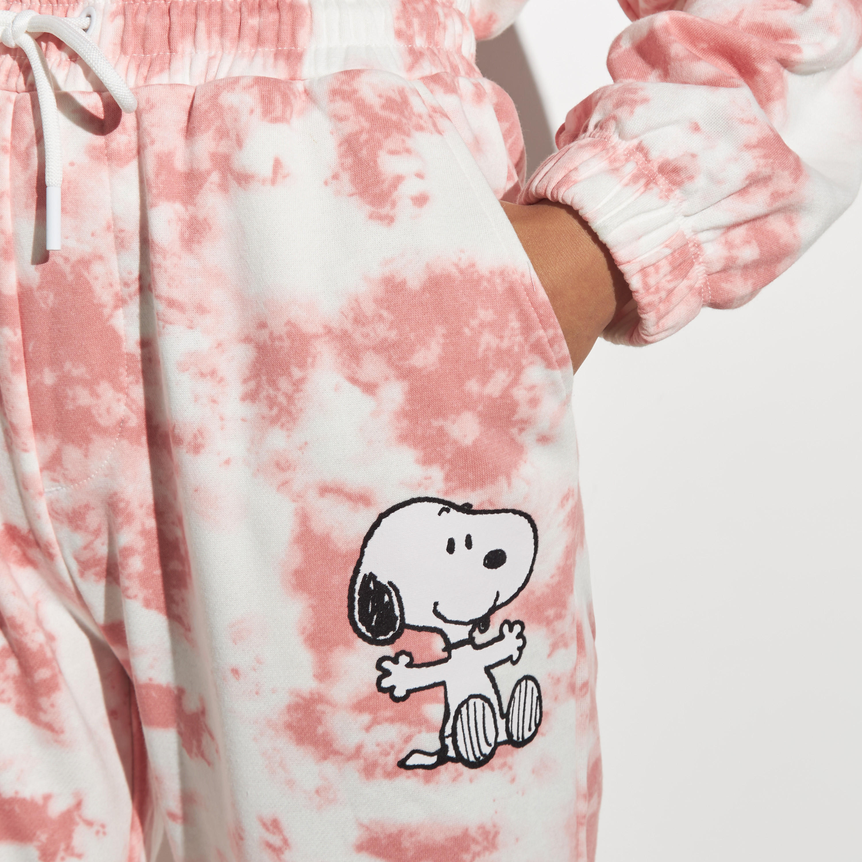 بنطلون رياضي بجيوب ورباط إغلاق وطبعات سنوبي مصبوغة-women-clothing-bottoms-joggers-image-3