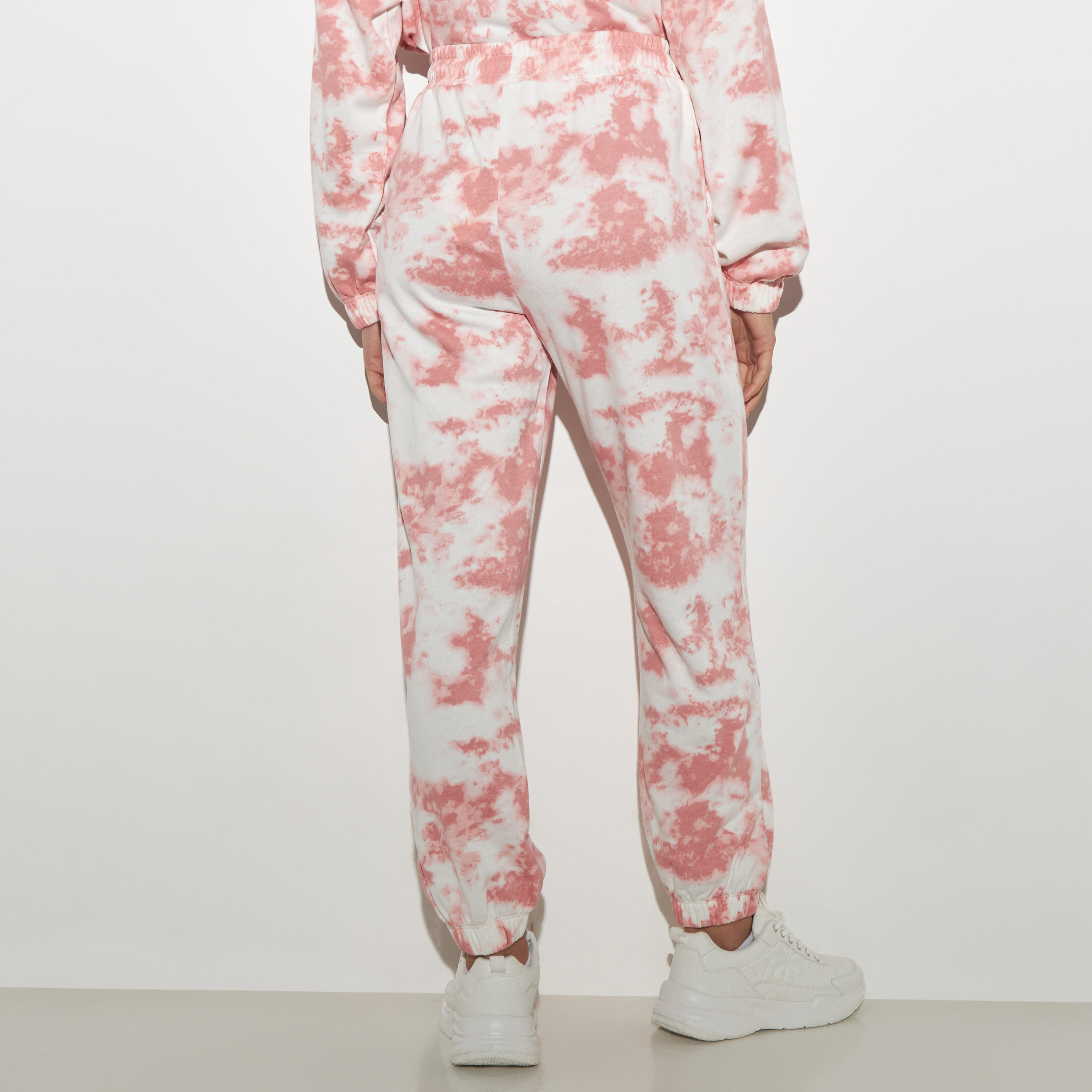 بنطلون رياضي بجيوب ورباط إغلاق وطبعات سنوبي مصبوغة-women-clothing-bottoms-joggers-image-4