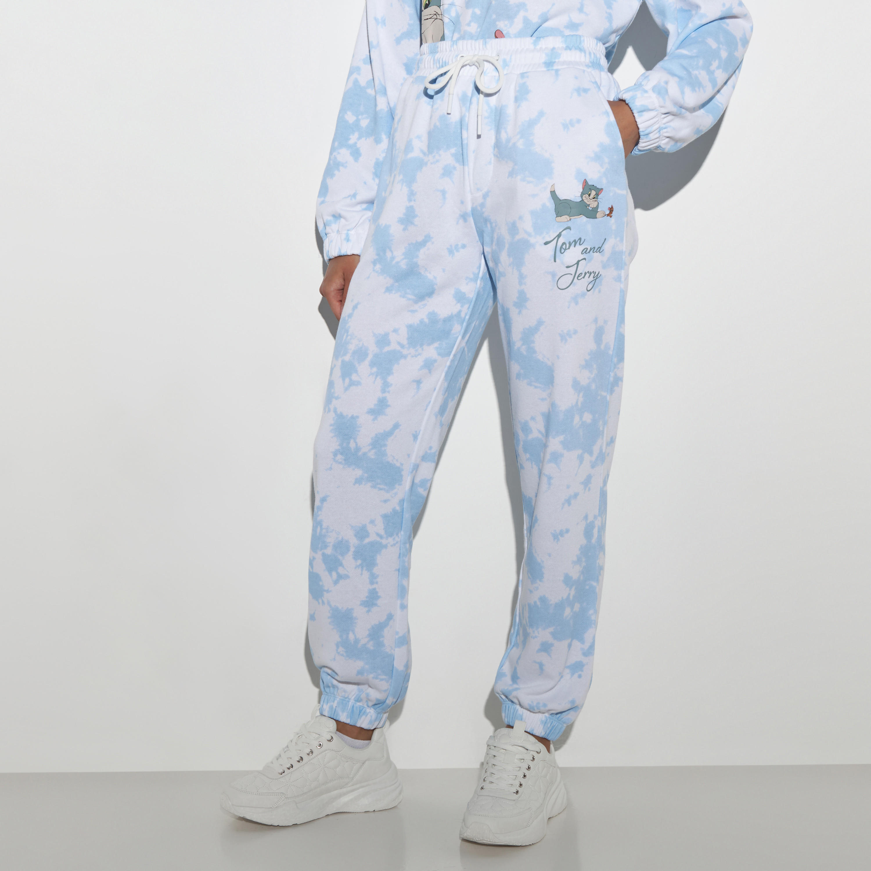 بنطلون رياضي برباط إغلاق وجيوب وطبعات توم آند جيري مصبوغة-women-clothing-bottoms-joggers-image-1