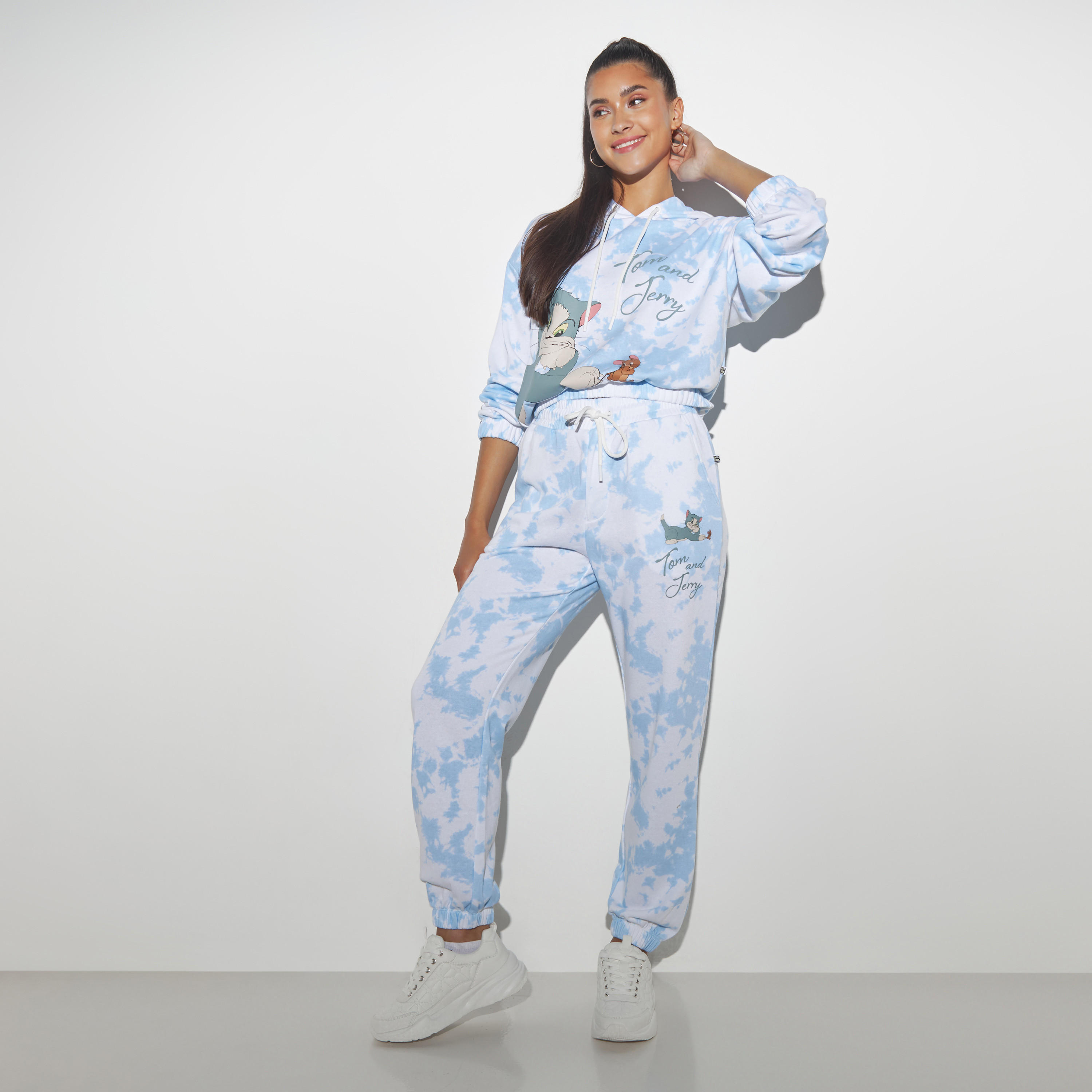بنطلون رياضي برباط إغلاق وجيوب وطبعات توم آند جيري مصبوغة-women-clothing-bottoms-joggers-image-2
