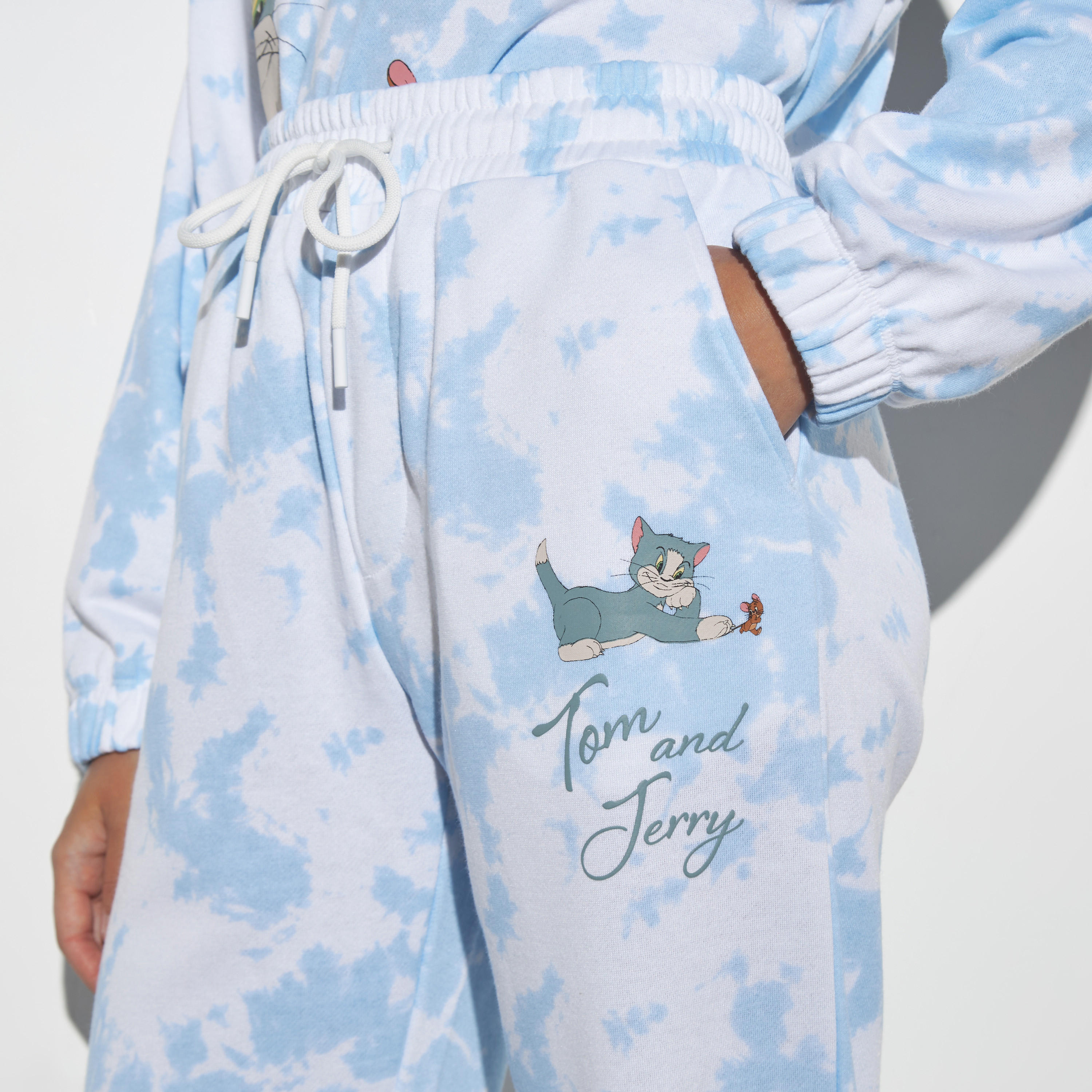بنطلون رياضي برباط إغلاق وجيوب وطبعات توم آند جيري مصبوغة-women-clothing-bottoms-joggers-image-3