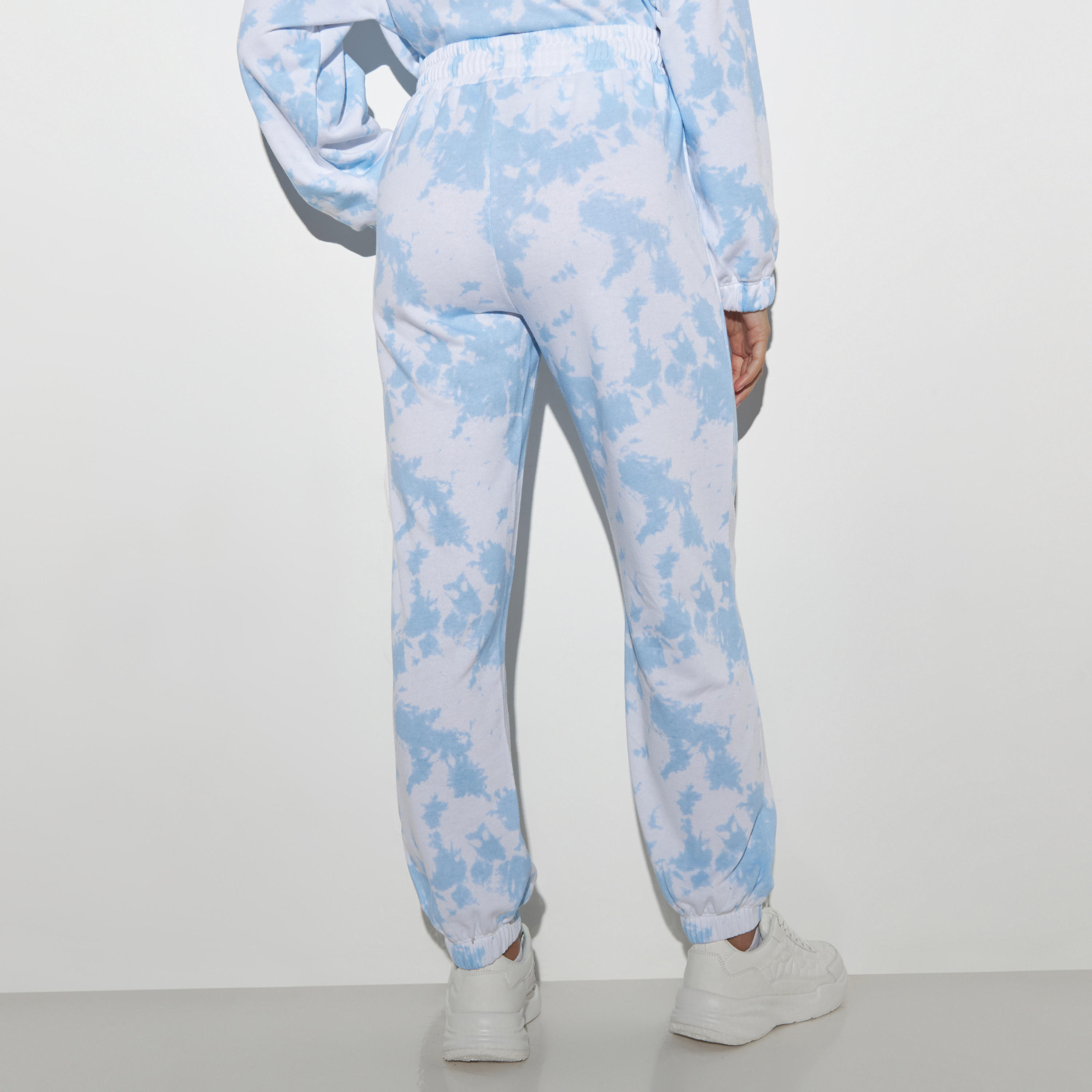 بنطلون رياضي برباط إغلاق وجيوب وطبعات توم آند جيري مصبوغة-women-clothing-bottoms-joggers-image-4