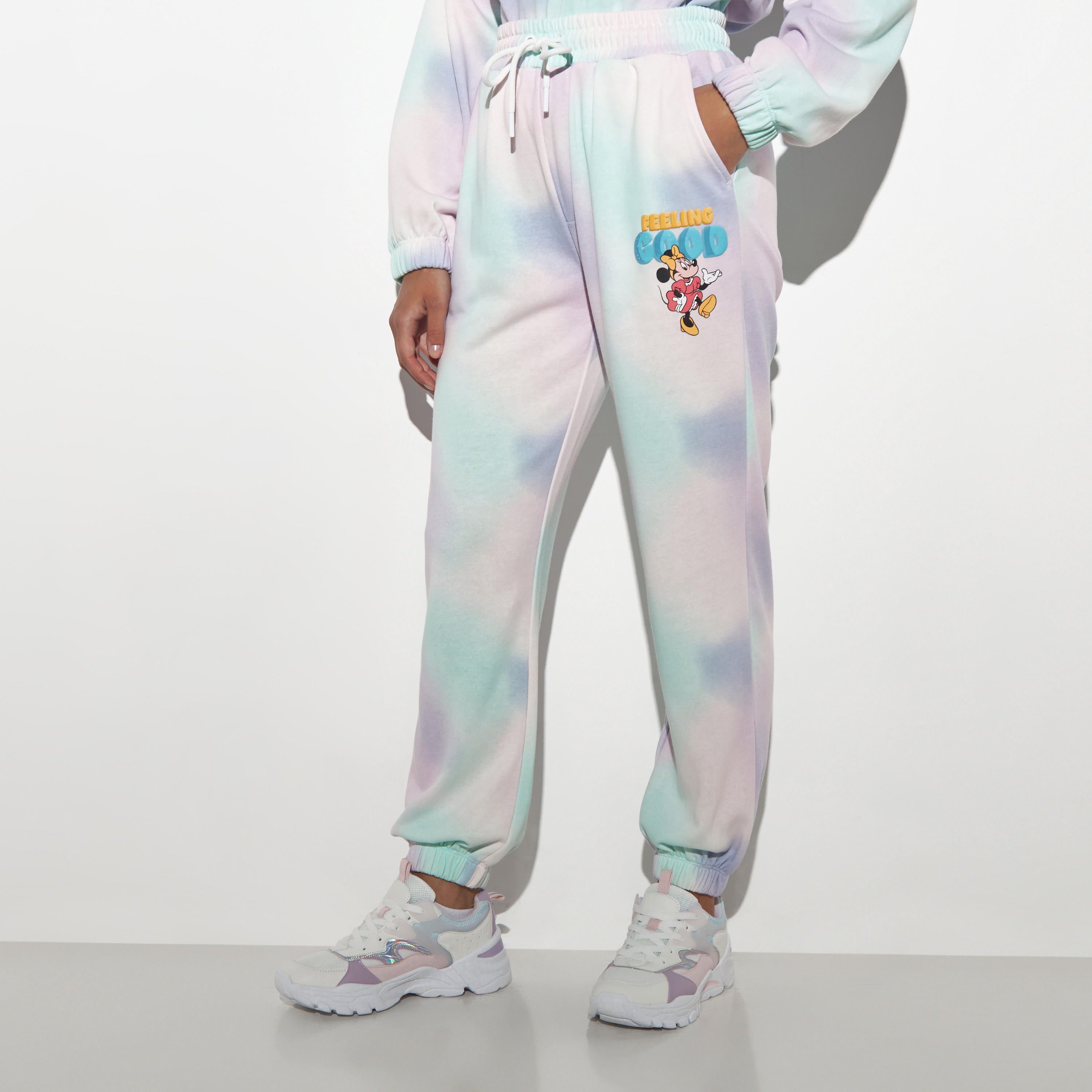 بنطلون رياضي برباط إغلاق وجيوب وطبعات ميني ماوس مصبوغة-women-clothing-bottoms-joggers-image-1