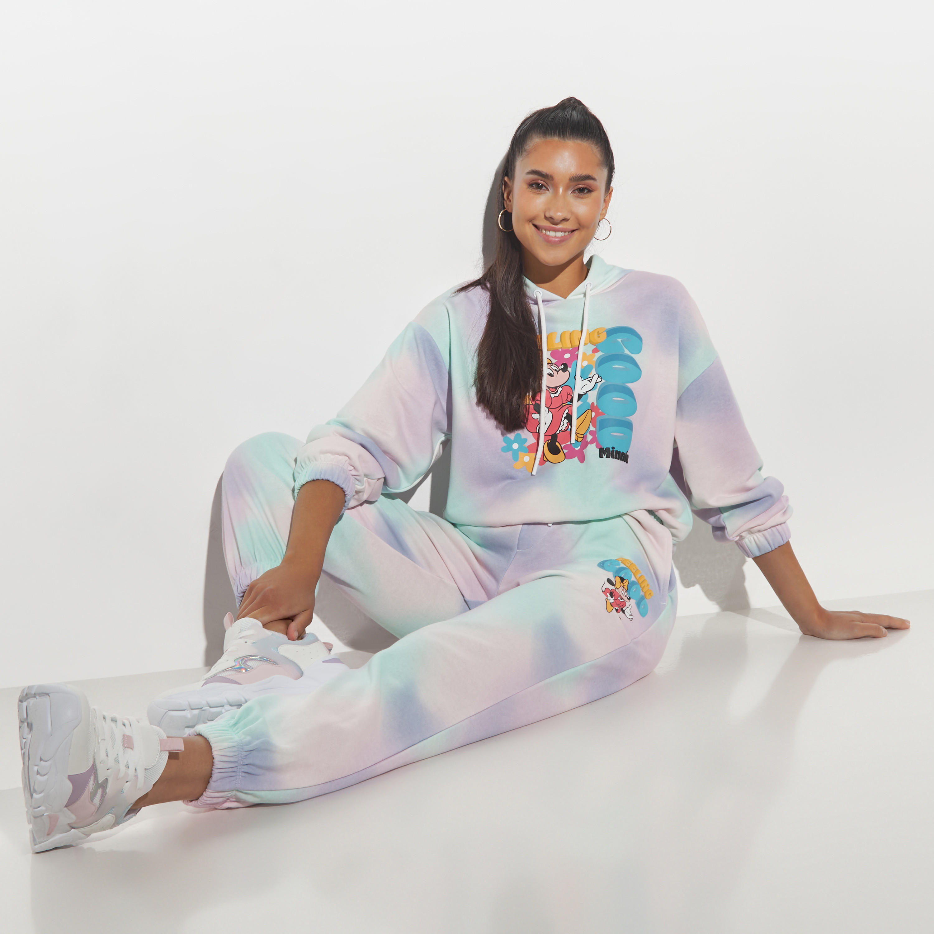 بنطلون رياضي برباط إغلاق وجيوب وطبعات ميني ماوس مصبوغة-women-clothing-bottoms-joggers-image-2