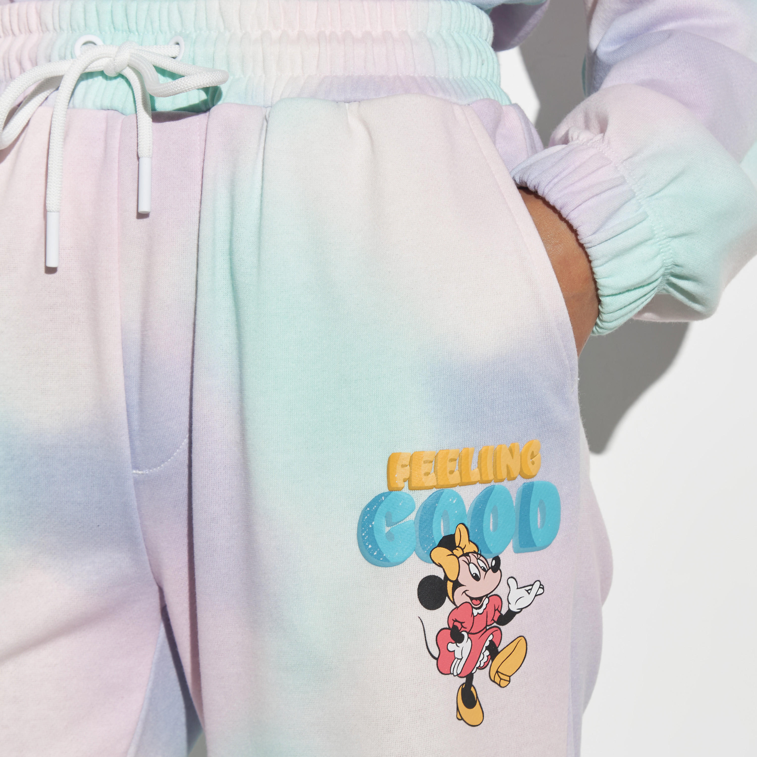 بنطلون رياضي برباط إغلاق وجيوب وطبعات ميني ماوس مصبوغة-women-clothing-bottoms-joggers-image-3