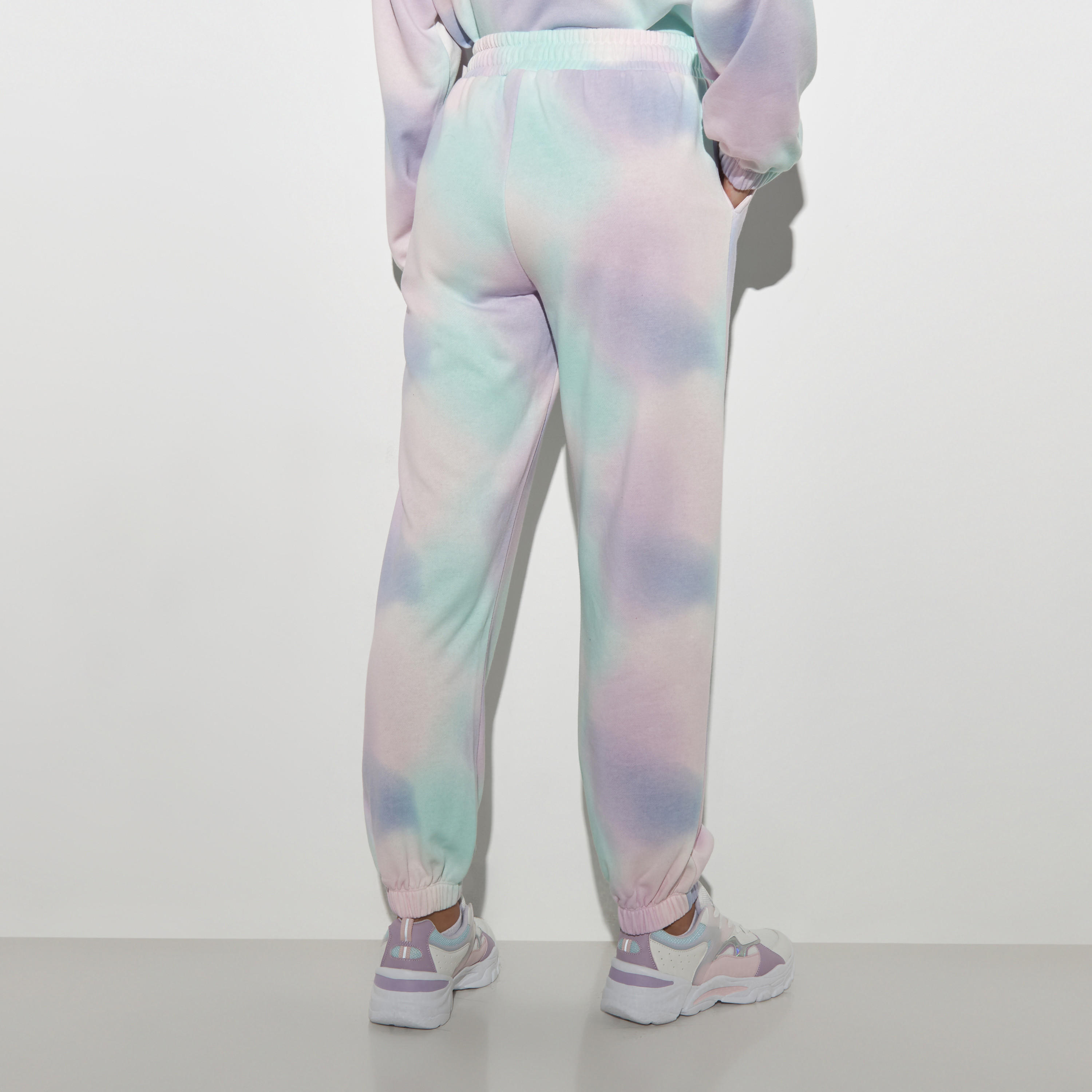 بنطلون رياضي برباط إغلاق وجيوب وطبعات ميني ماوس مصبوغة-women-clothing-bottoms-joggers-image-4