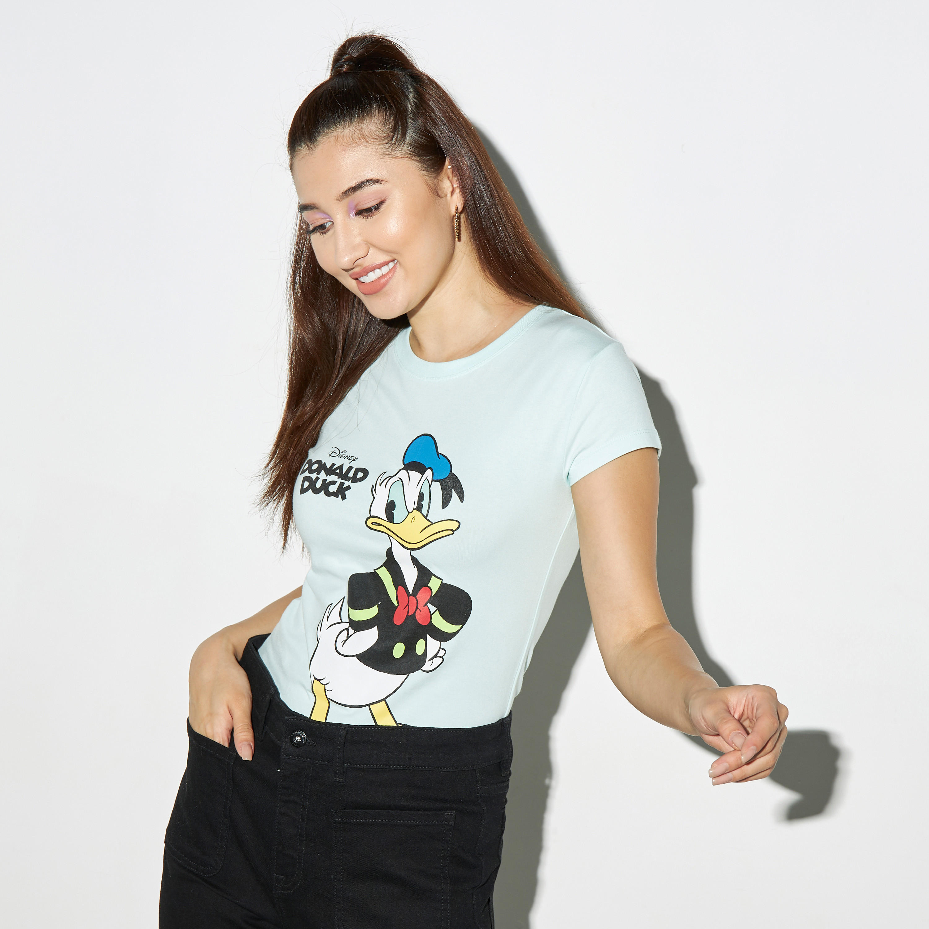 تيشيرت بياقة ضيقة وأكمام كاب وطبعات دونالد دك-women-clothing-tshirts-image-1
