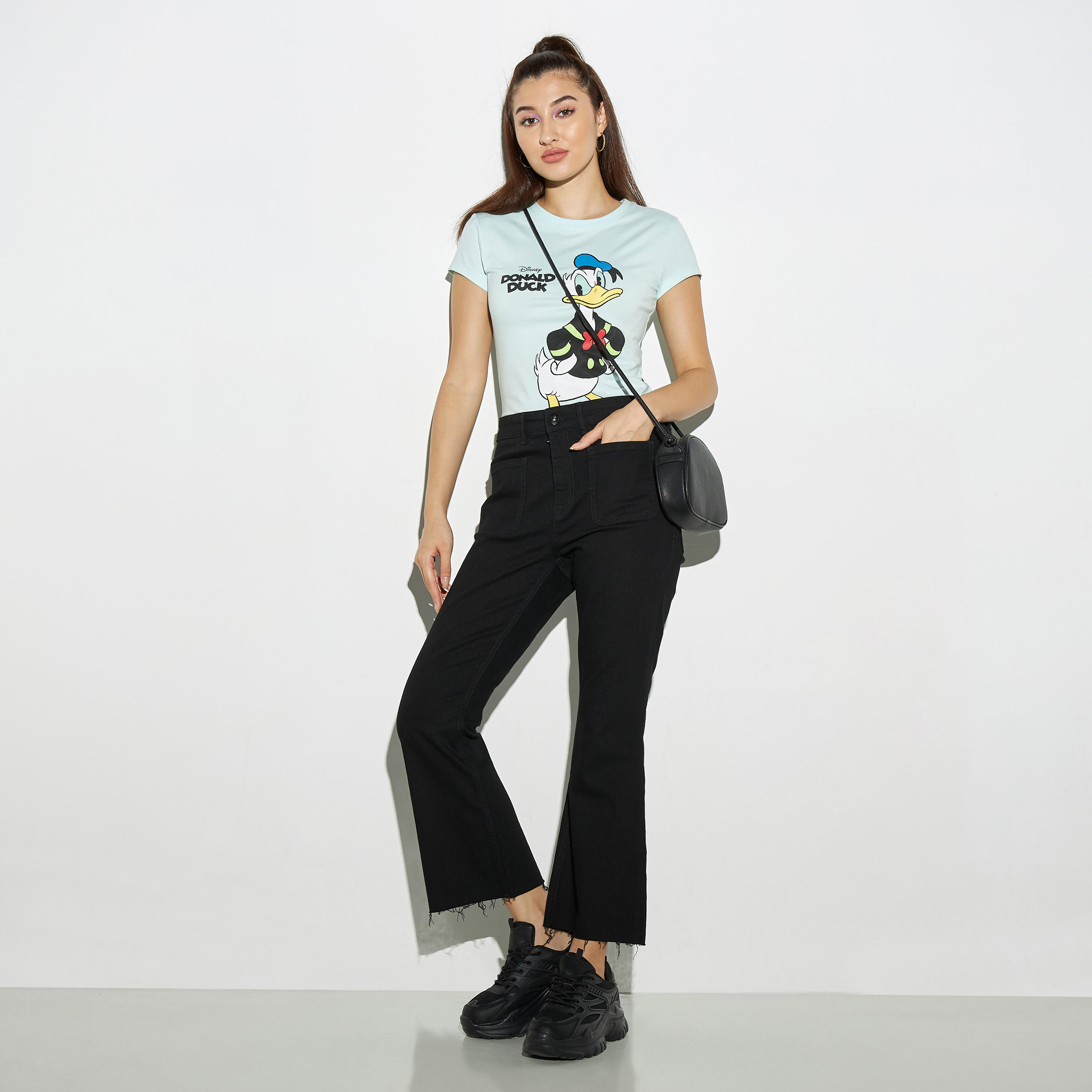 تيشيرت بياقة ضيقة وأكمام كاب وطبعات دونالد دك-women-clothing-tshirts-image-2