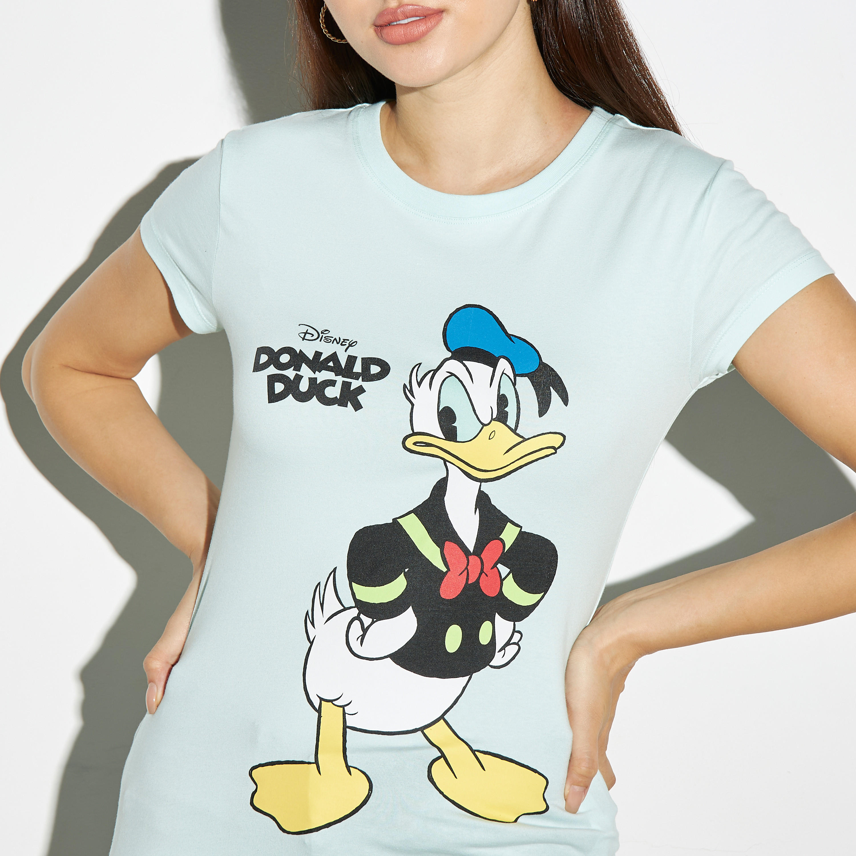 تيشيرت بياقة ضيقة وأكمام كاب وطبعات دونالد دك-women-clothing-tshirts-image-4