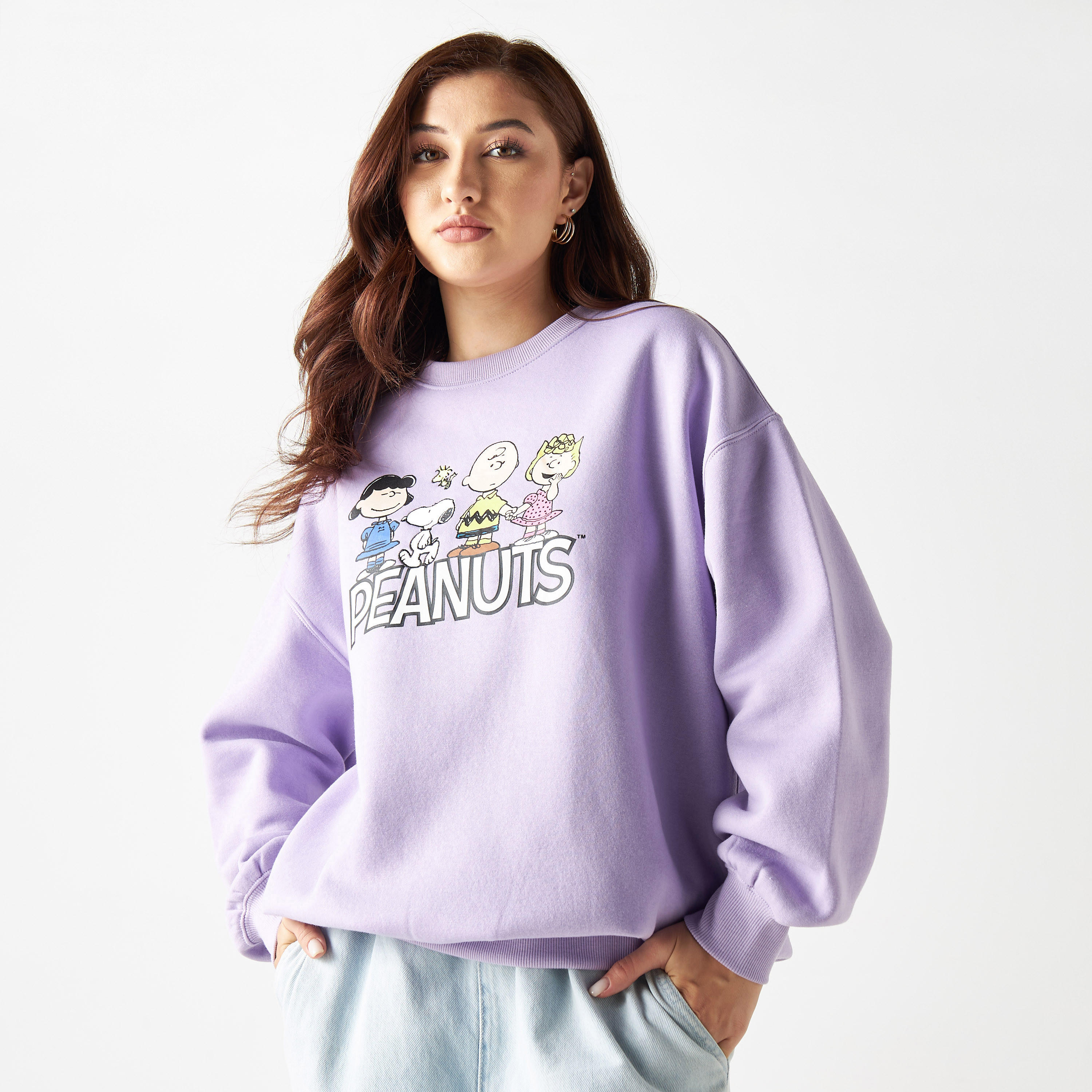 سويت شيرت بياقة ضيقة وأكمام طويلة وطبعات بينوتس-women-winterwear-hoodiesandsweatshirts-sweatshirts-image-1