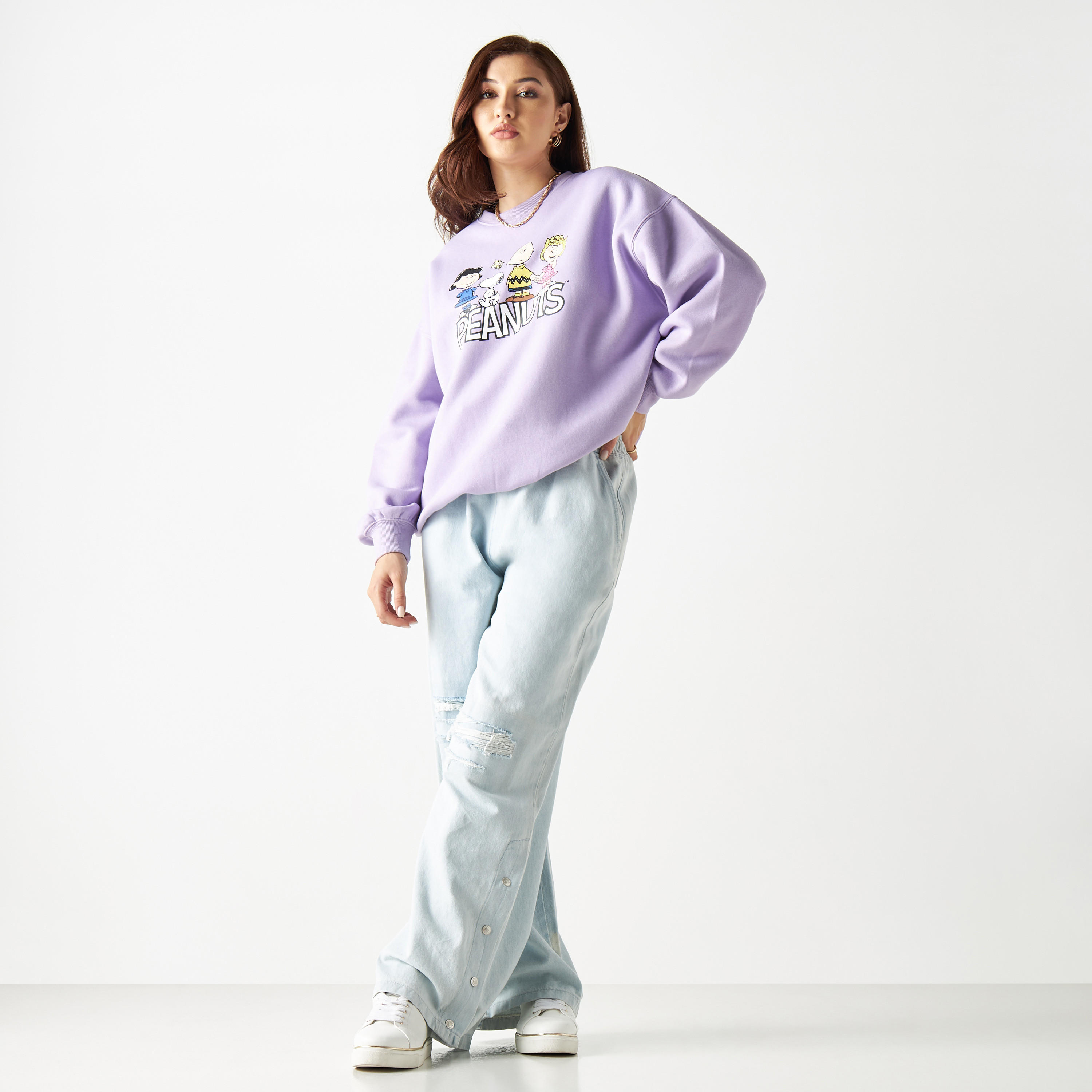 سويت شيرت بياقة ضيقة وأكمام طويلة وطبعات بينوتس-women-winterwear-hoodiesandsweatshirts-sweatshirts-image-2