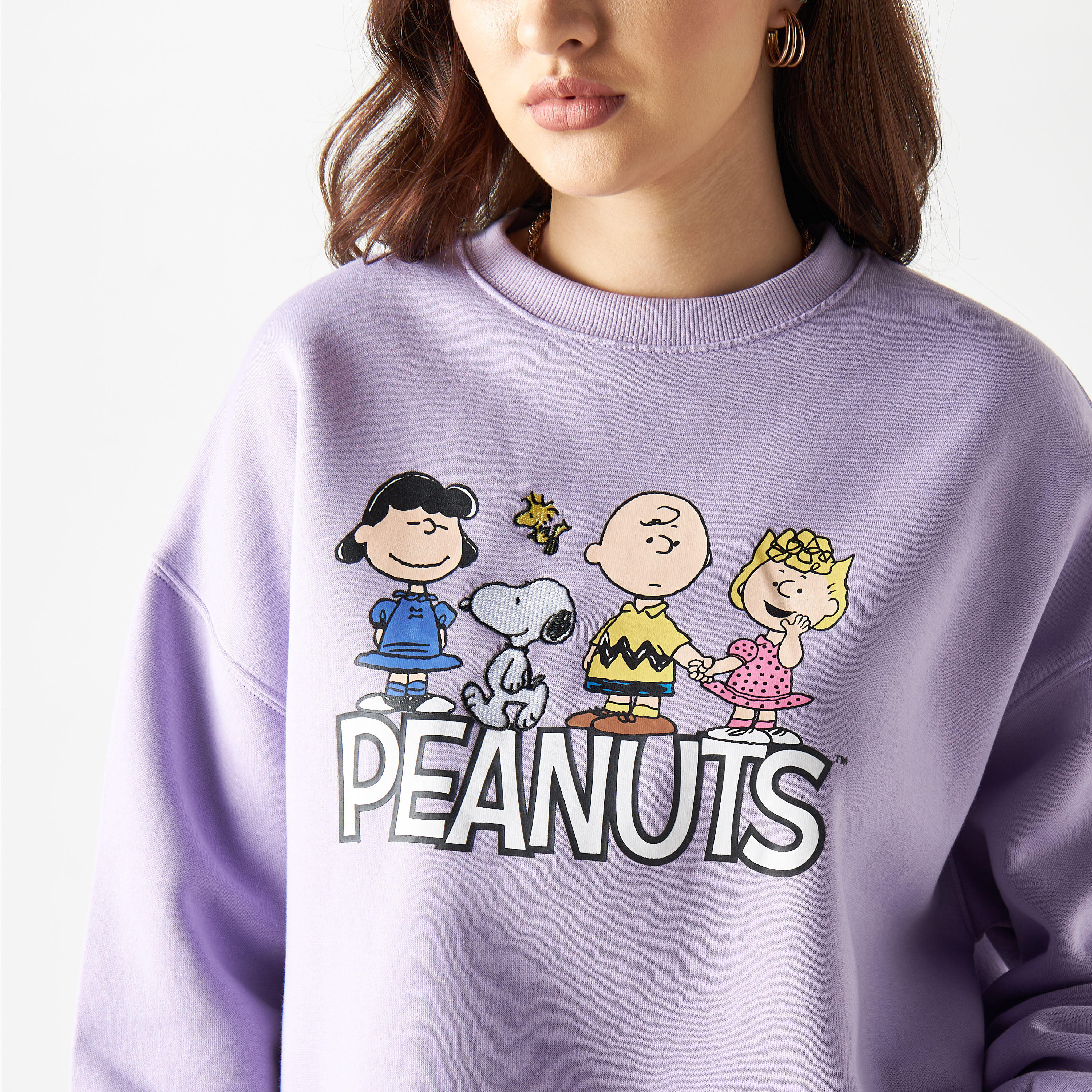 سويت شيرت بياقة ضيقة وأكمام طويلة وطبعات بينوتس-women-winterwear-hoodiesandsweatshirts-sweatshirts-image-4
