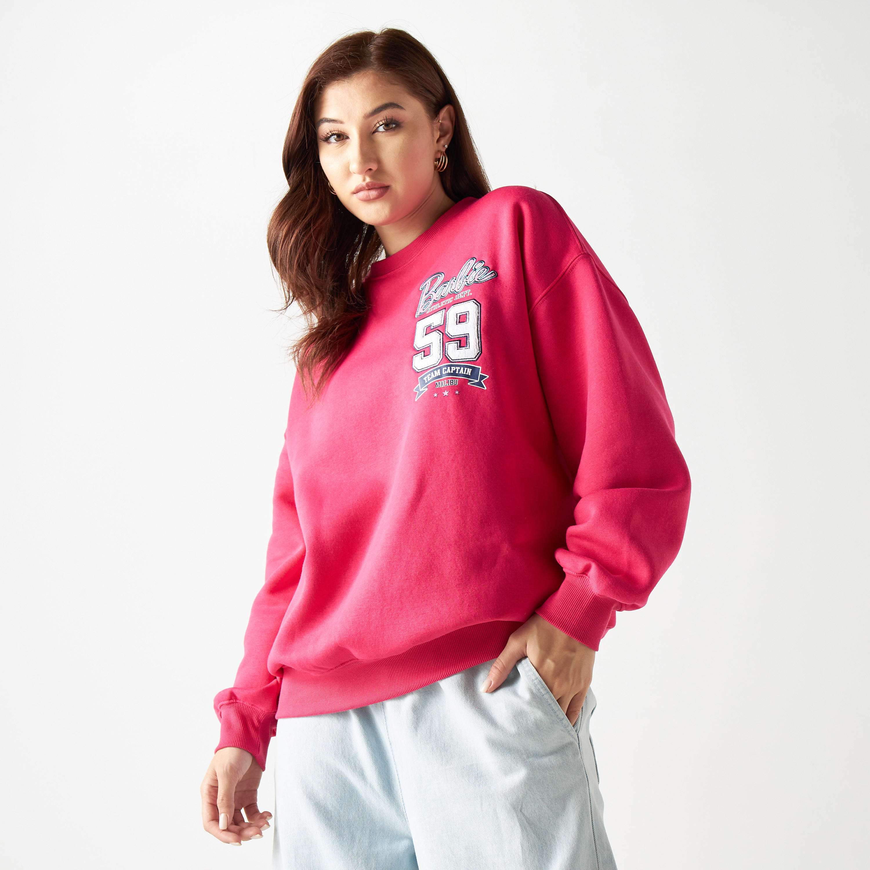 سويت شيرت بياقة ضيقة وأكمام طويلة وطبعات باربي-women-winterwear-hoodiesandsweatshirts-sweatshirts-image-1