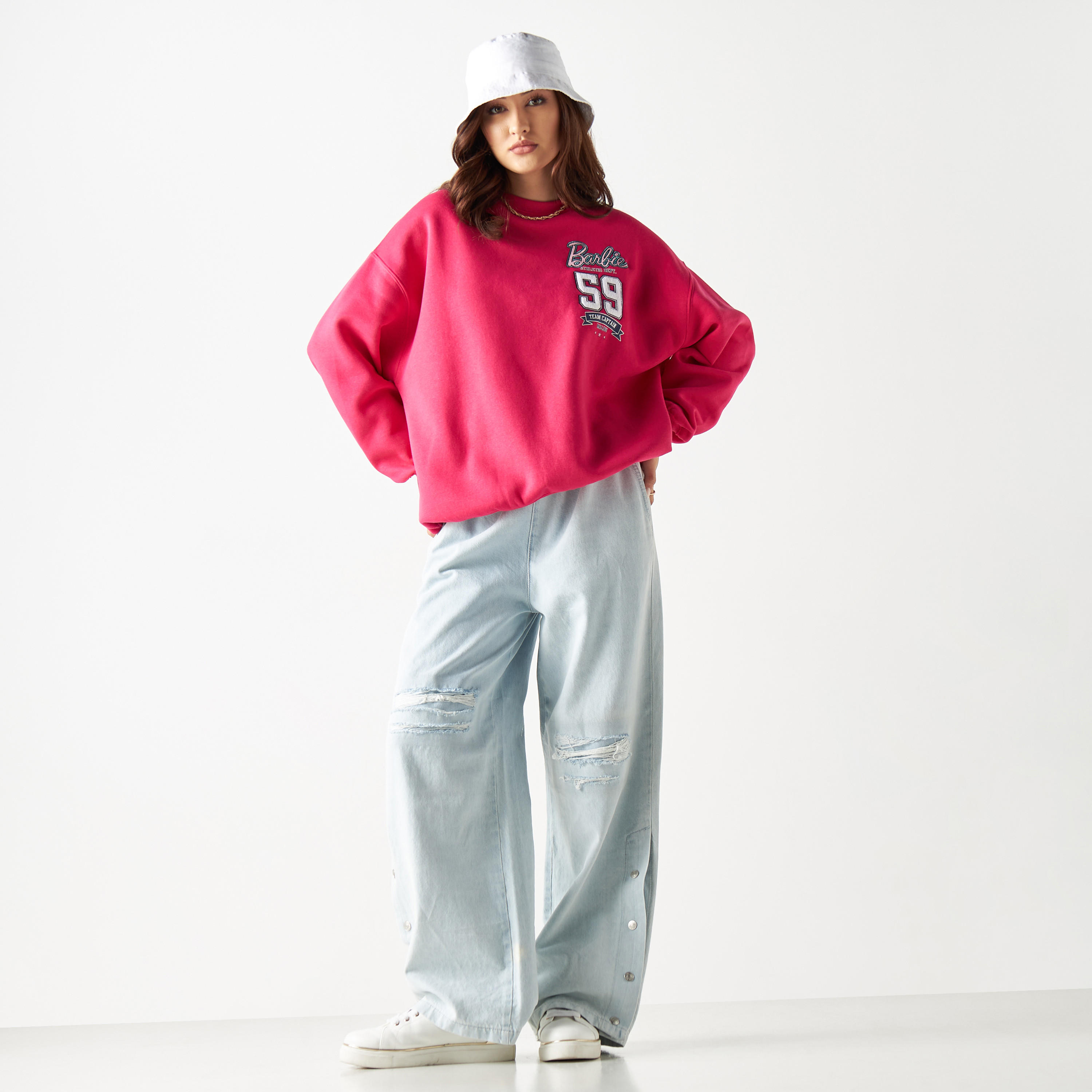 سويت شيرت بياقة ضيقة وأكمام طويلة وطبعات باربي-women-winterwear-hoodiesandsweatshirts-sweatshirts-image-2