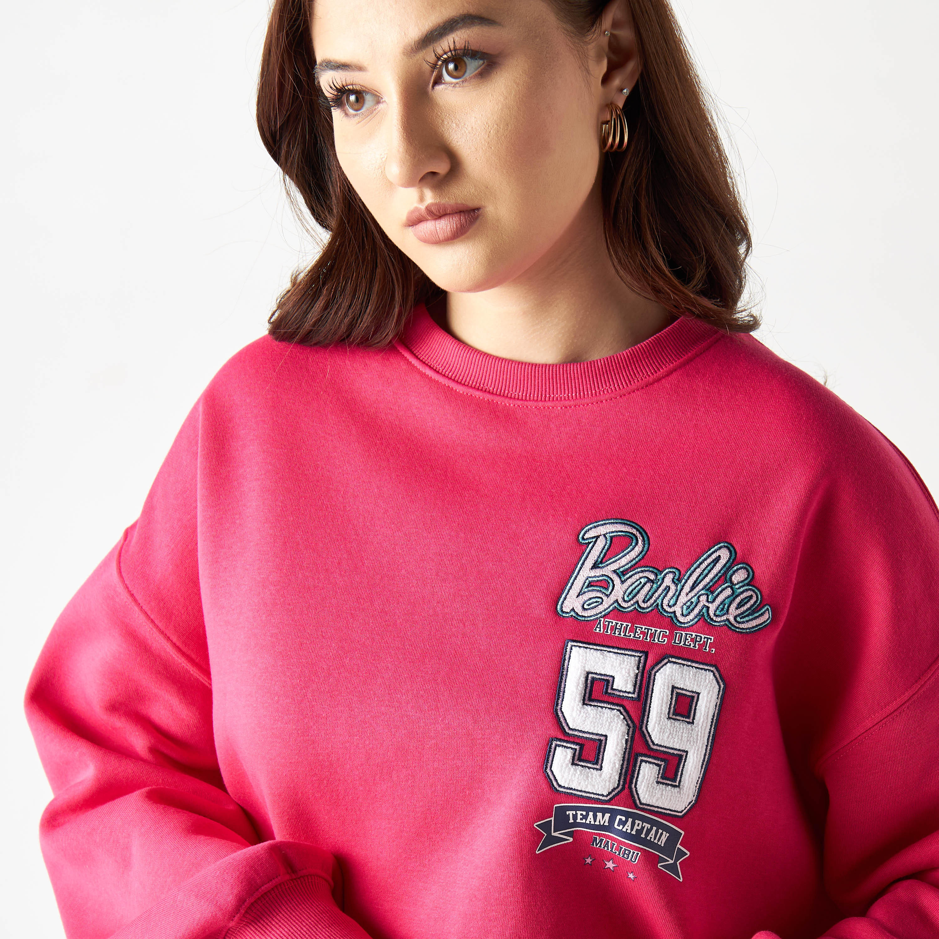سويت شيرت بياقة ضيقة وأكمام طويلة وطبعات باربي-women-winterwear-hoodiesandsweatshirts-sweatshirts-image-4