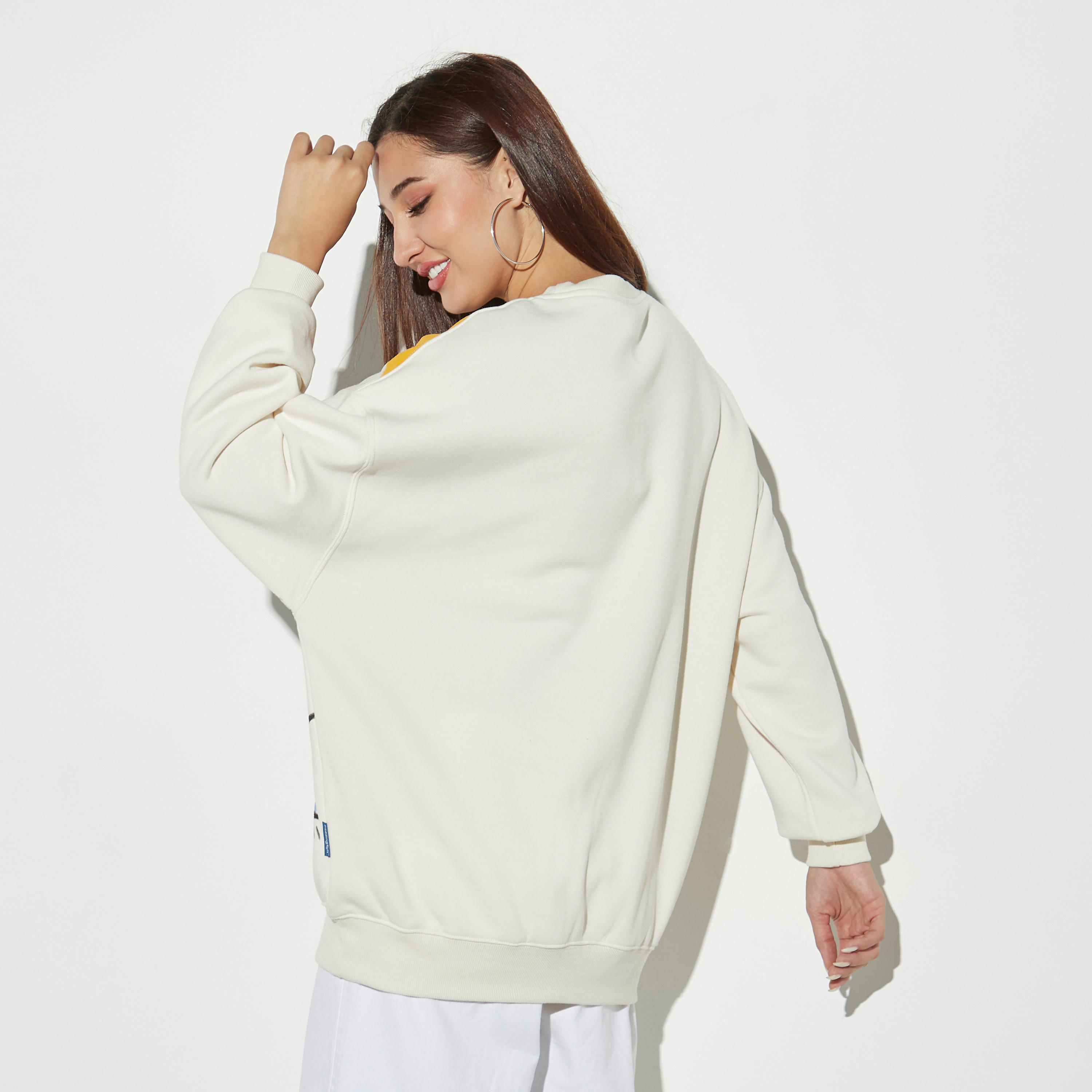 سويت شيرت بأكمام طويلة وياقة ضيقة وطبعات-women-winterwear-hoodiesandsweatshirts-sweatshirts-image-3