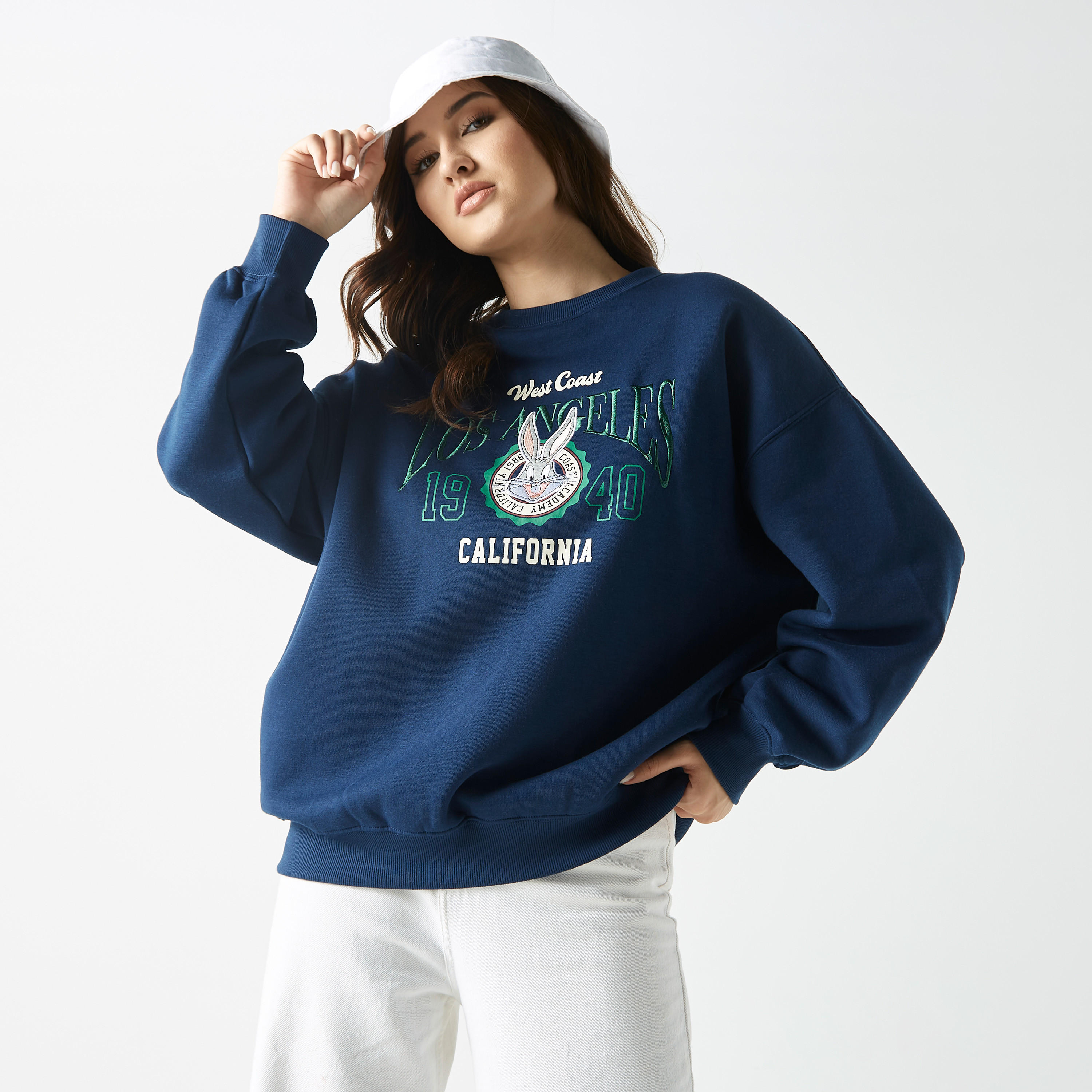 سويت شيرت مطرّز بأكمام طويلة وطبعات باجز باني-women-winterwear-hoodiesandsweatshirts-sweatshirts-image-4