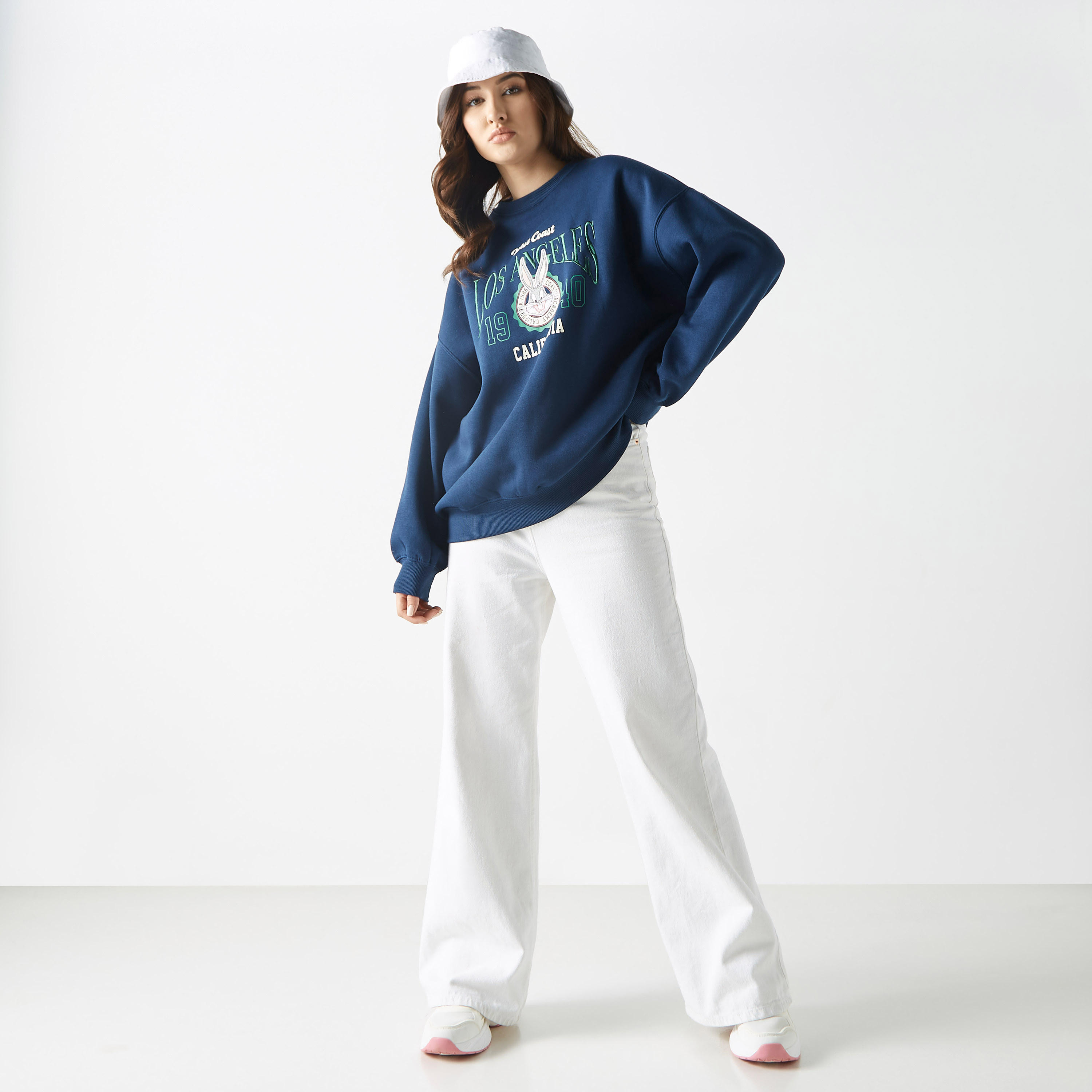 سويت شيرت مطرّز بأكمام طويلة وطبعات باجز باني-women-winterwear-hoodiesandsweatshirts-sweatshirts-image-3