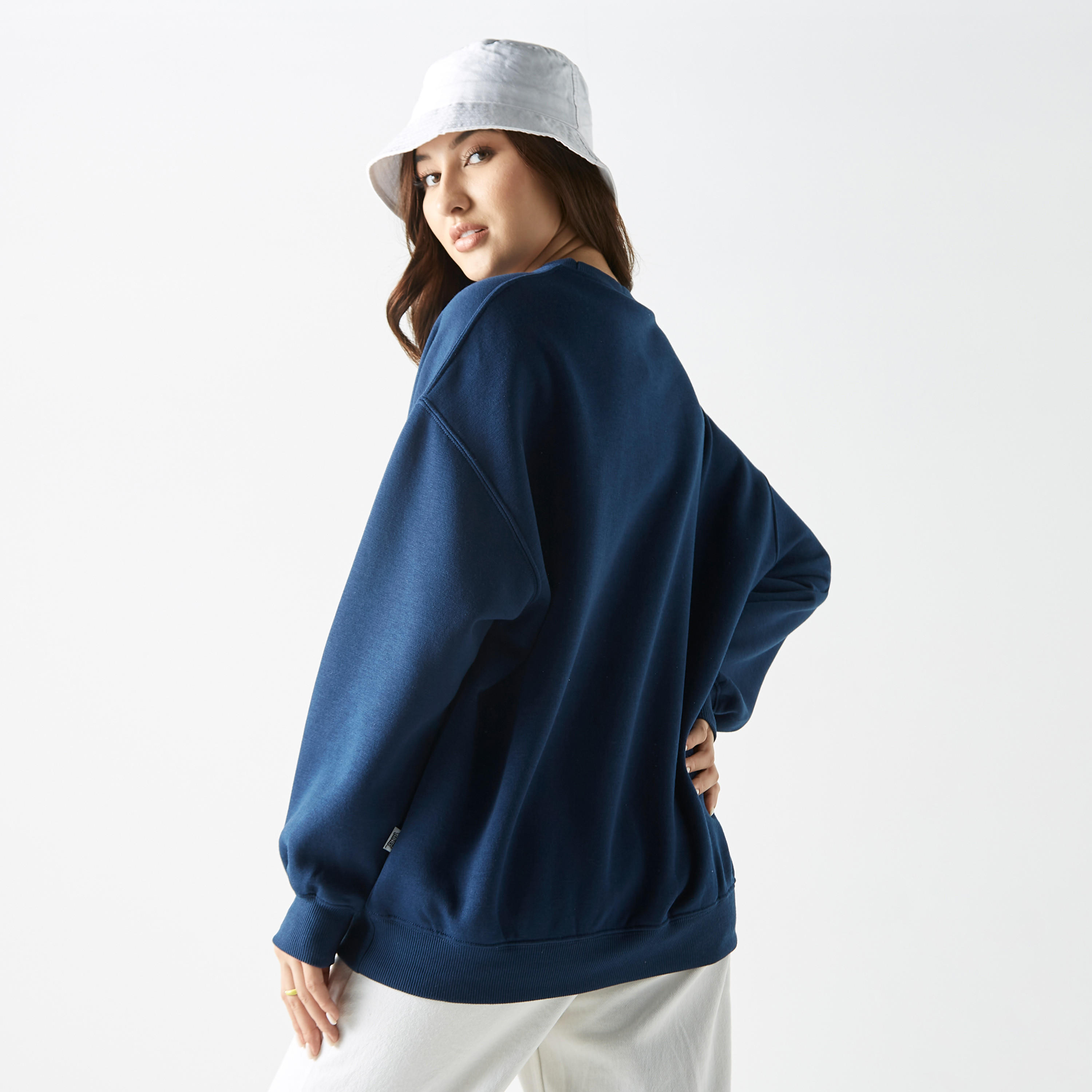 سويت شيرت مطرّز بأكمام طويلة وطبعات باجز باني-women-winterwear-hoodiesandsweatshirts-sweatshirts-image-2