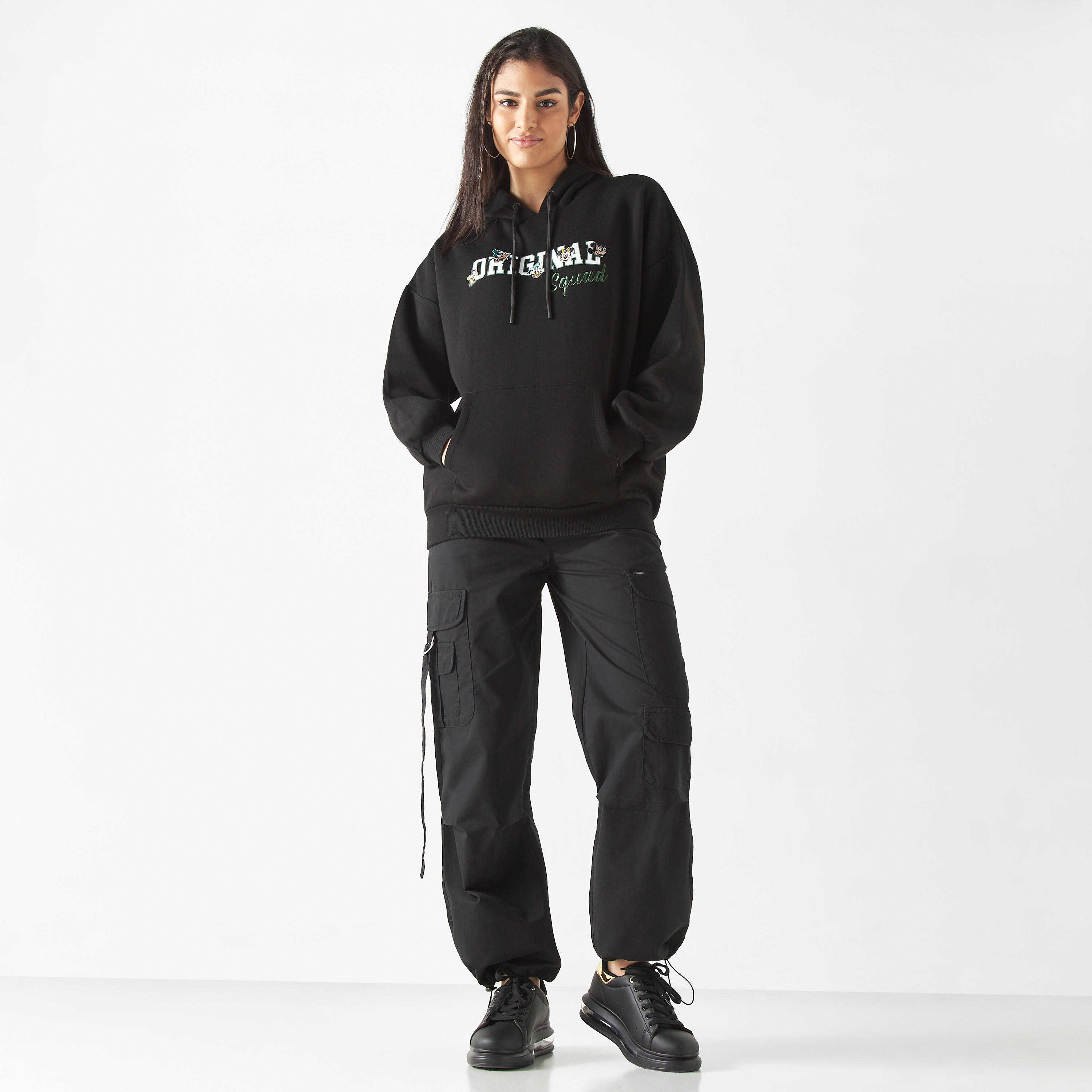 هودي بجيب كنغر وتطريز ميكي ماوس والأصدقاء-women-winterwear-hoodiesandsweatshirts-hoodies-image-2